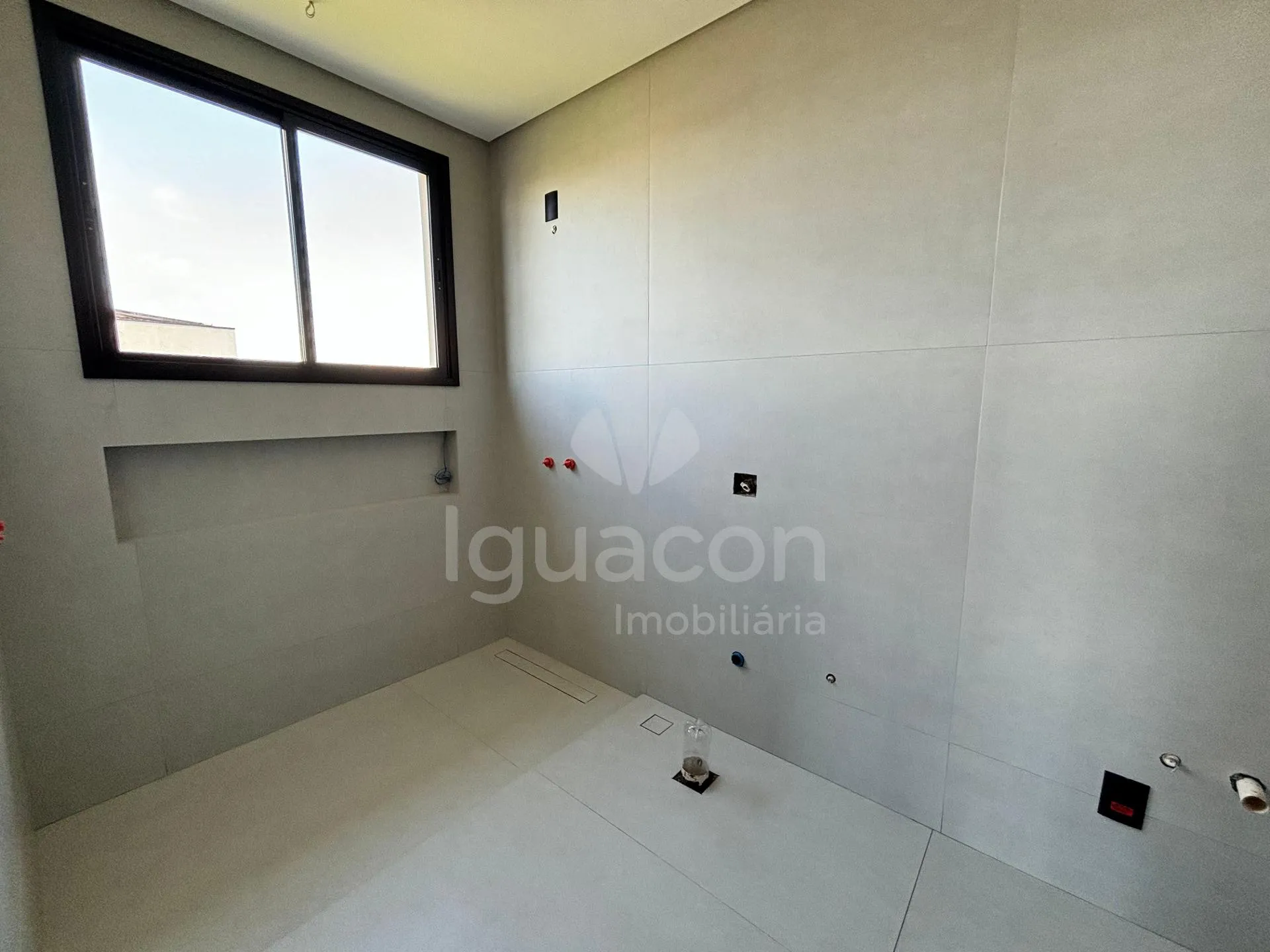 Sobrado com 04 Suites sendo 01 Suite Master e Área Gourmet no Condomínio Residencial Esmeralda