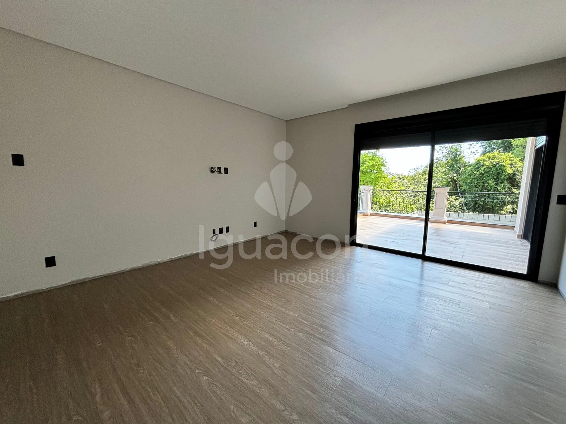 Sobrado com 04 Suites sendo 01 Suite Master e Área Gourmet no Condomínio Residencial Esmeralda