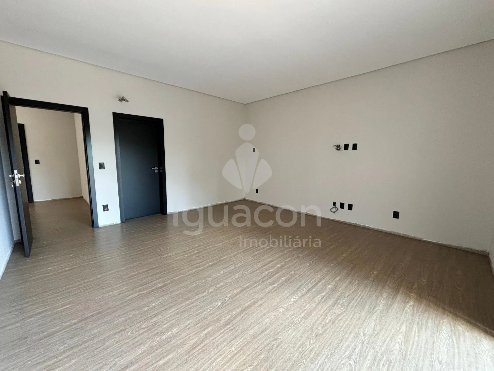 Sobrado com 04 Suites sendo 01 Suite Master e Área Gourmet no Condomínio Residencial Esmeralda