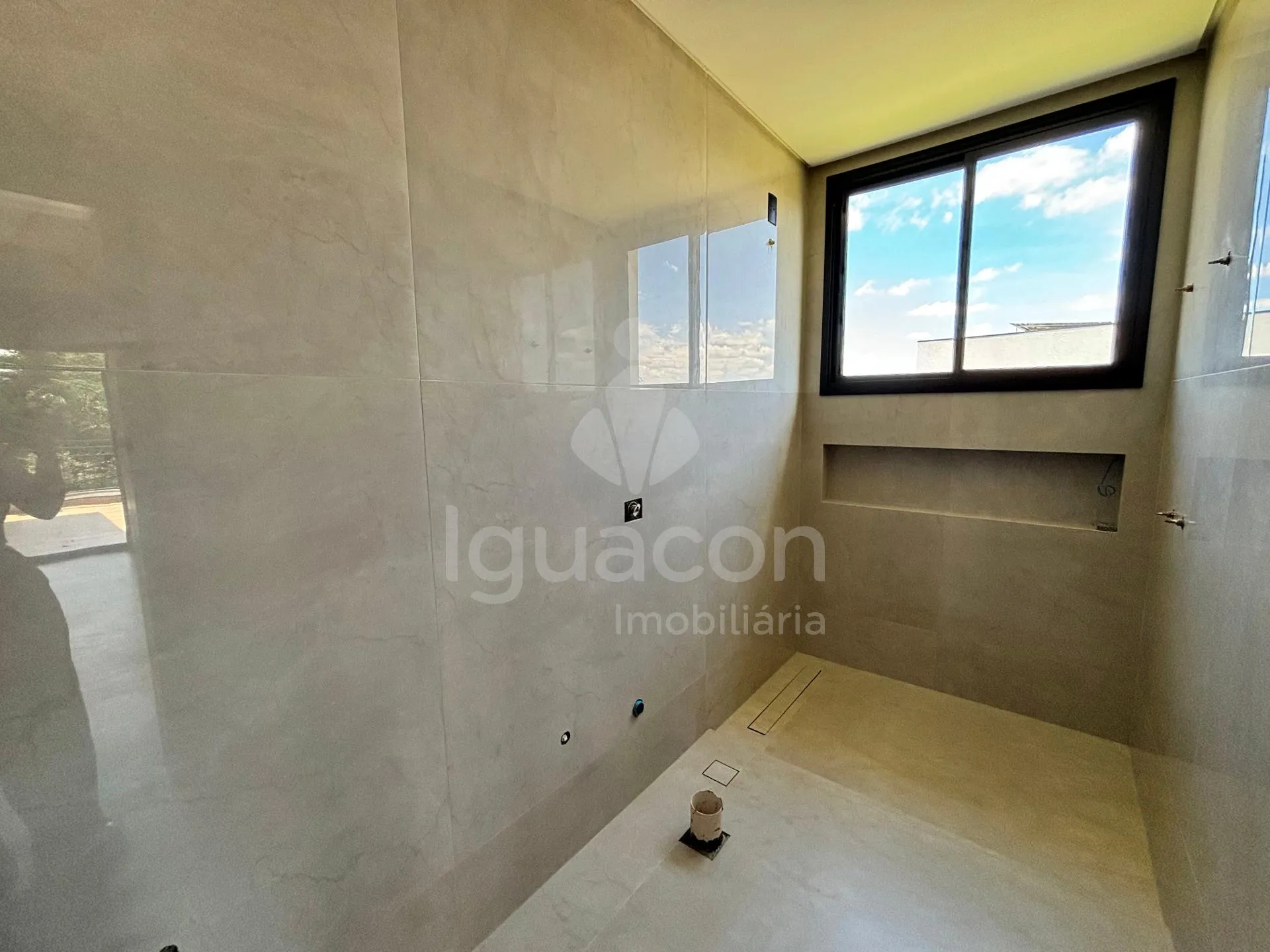 Sobrado com 04 Suites sendo 01 Suite Master e Área Gourmet no Condomínio Residencial Esmeralda