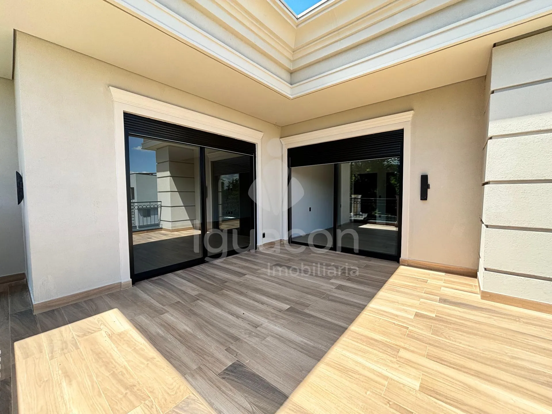 Sobrado com 04 Suites sendo 01 Suite Master e Área Gourmet no Condomínio Residencial Esmeralda