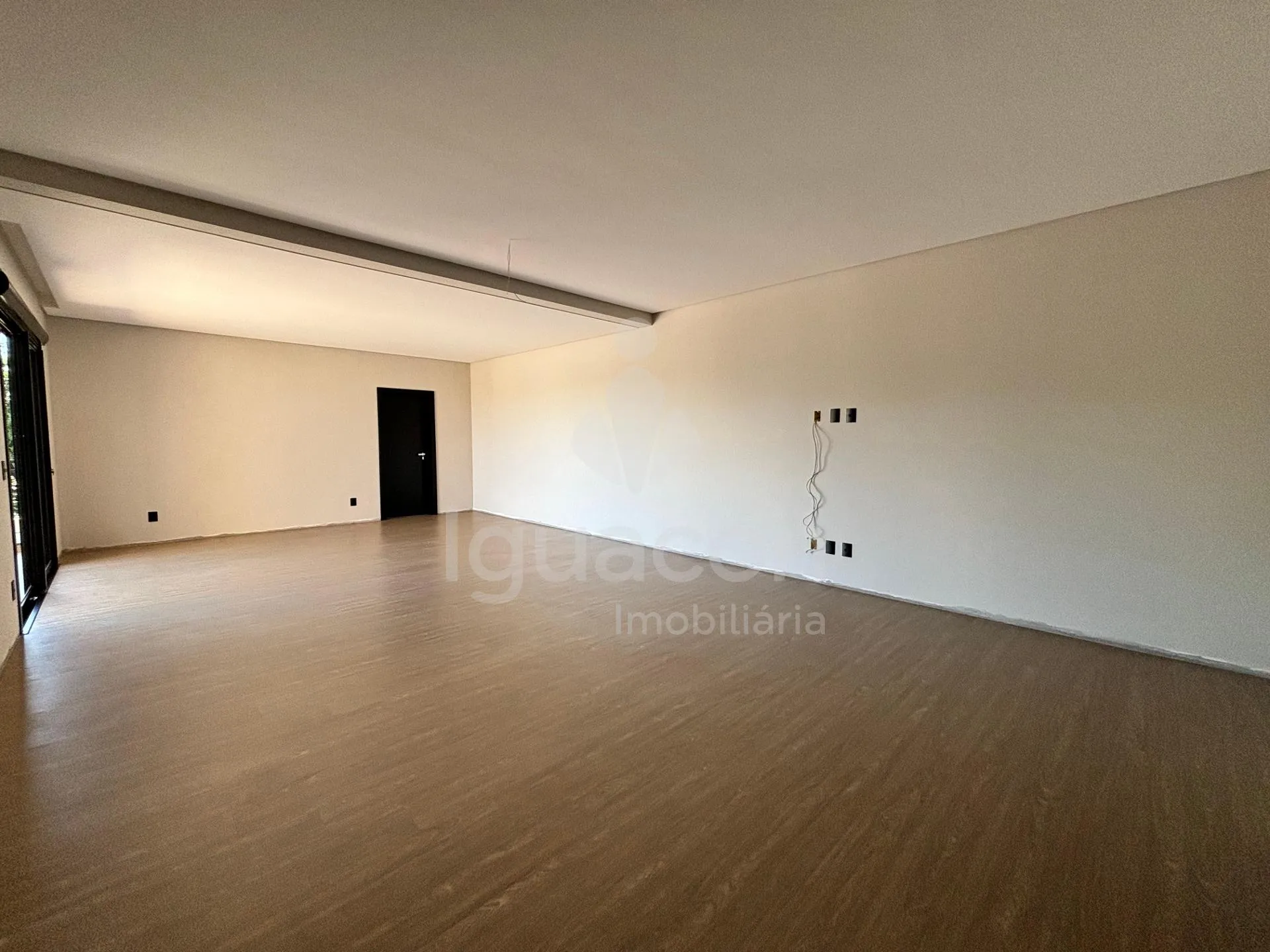 Sobrado com 04 Suites sendo 01 Suite Master e Área Gourmet no Condomínio Residencial Esmeralda