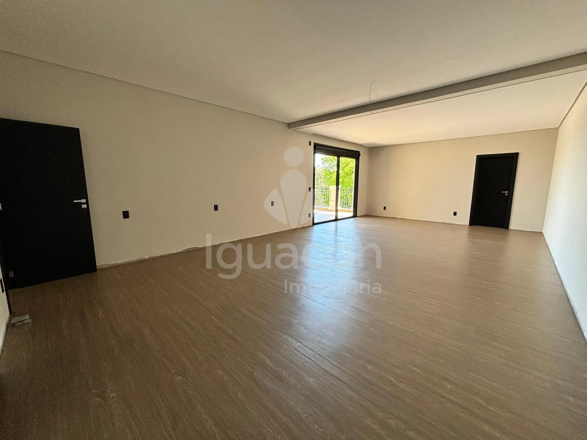 Sobrado com 04 Suites sendo 01 Suite Master e Área Gourmet no Condomínio Residencial Esmeralda