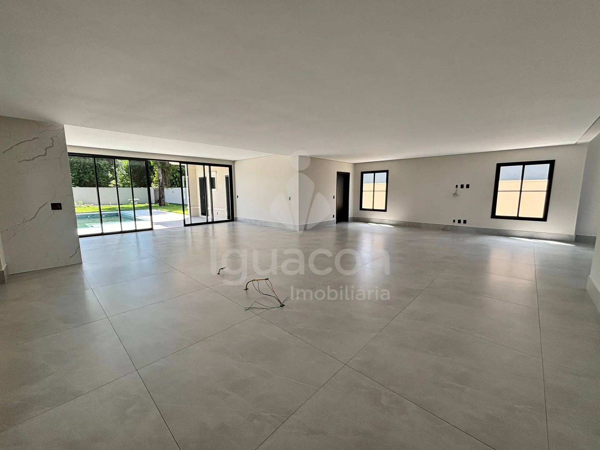 Sobrado com 04 Suites sendo 01 Suite Master e Área Gourmet no Condomínio Residencial Esmeralda