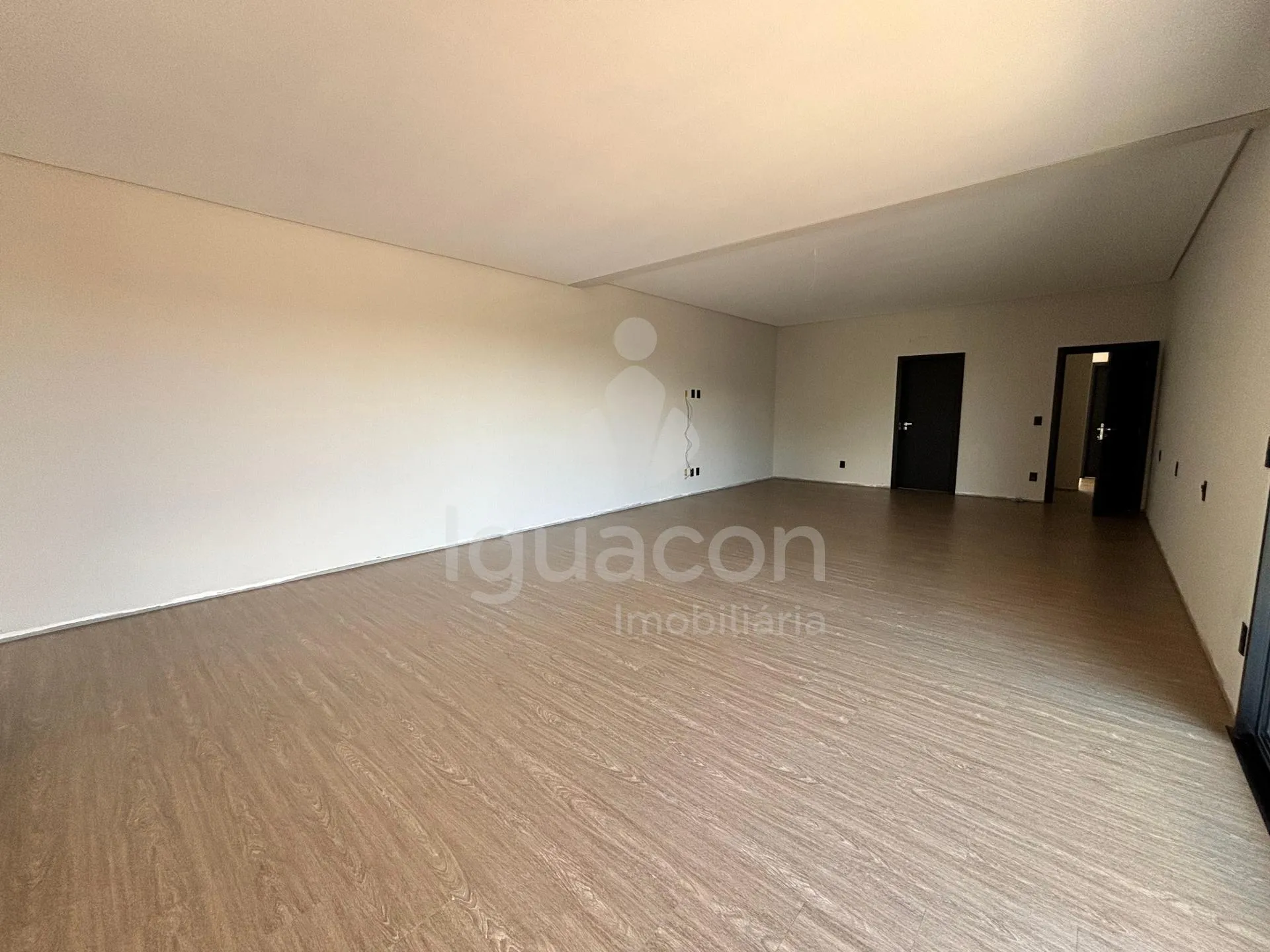 Sobrado com 04 Suites sendo 01 Suite Master e Área Gourmet no Condomínio Residencial Esmeralda