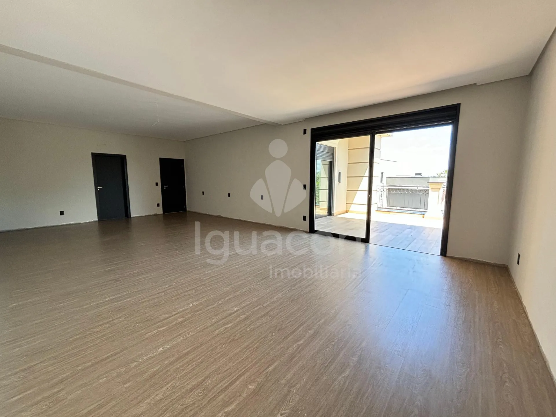 Sobrado com 04 Suites sendo 01 Suite Master e Área Gourmet no Condomínio Residencial Esmeralda