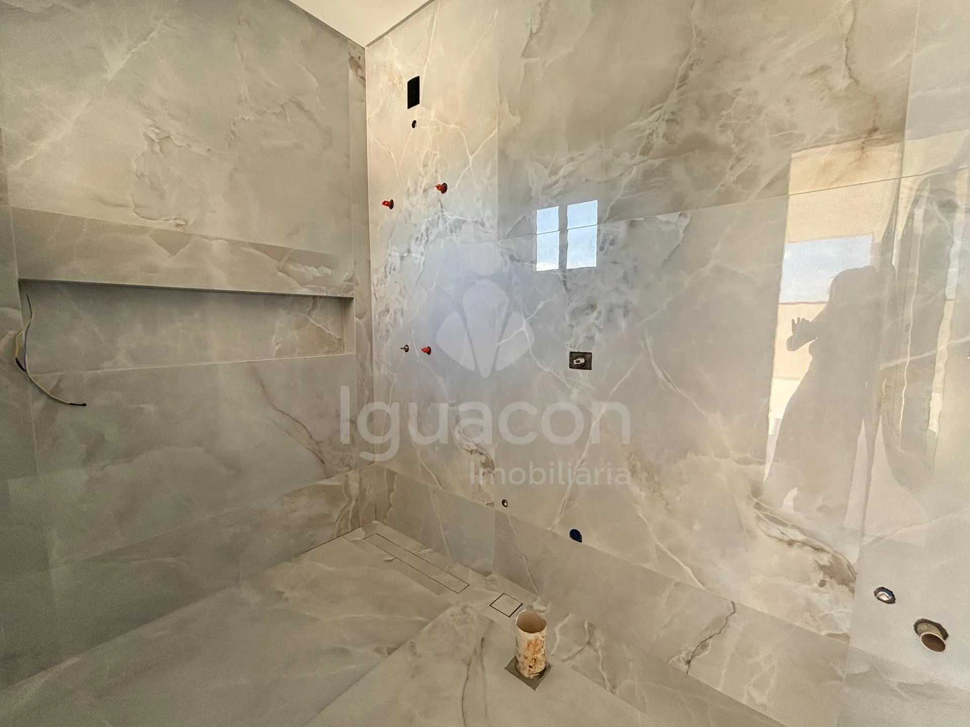 Sobrado com 04 Suites sendo 01 Suite Master e Área Gourmet no Condomínio Residencial Esmeralda
