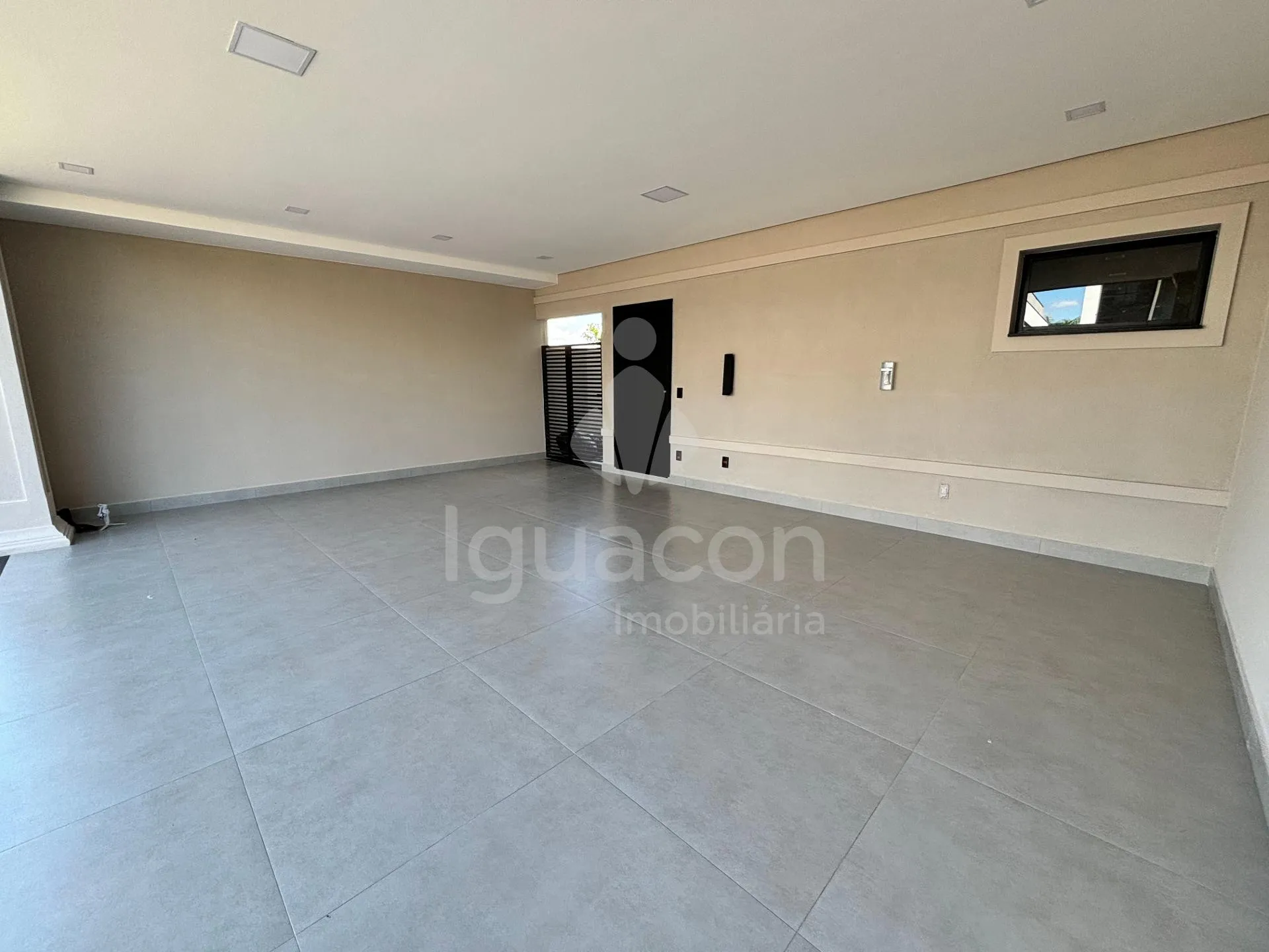 Sobrado com 04 Suites sendo 01 Suite Master e Área Gourmet no Condomínio Residencial Esmeralda