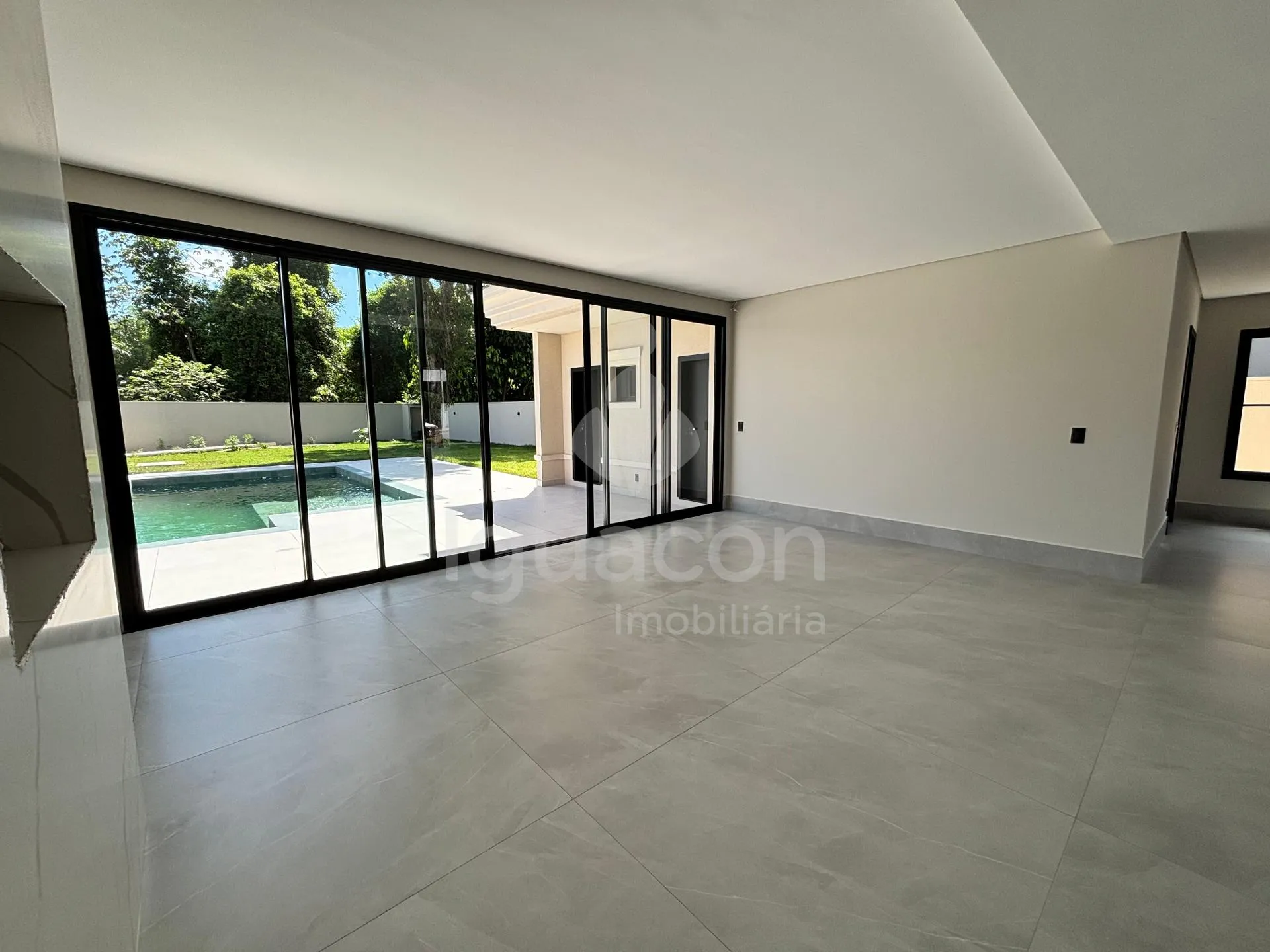 Sobrado com 04 Suites sendo 01 Suite Master e Área Gourmet no Condomínio Residencial Esmeralda
