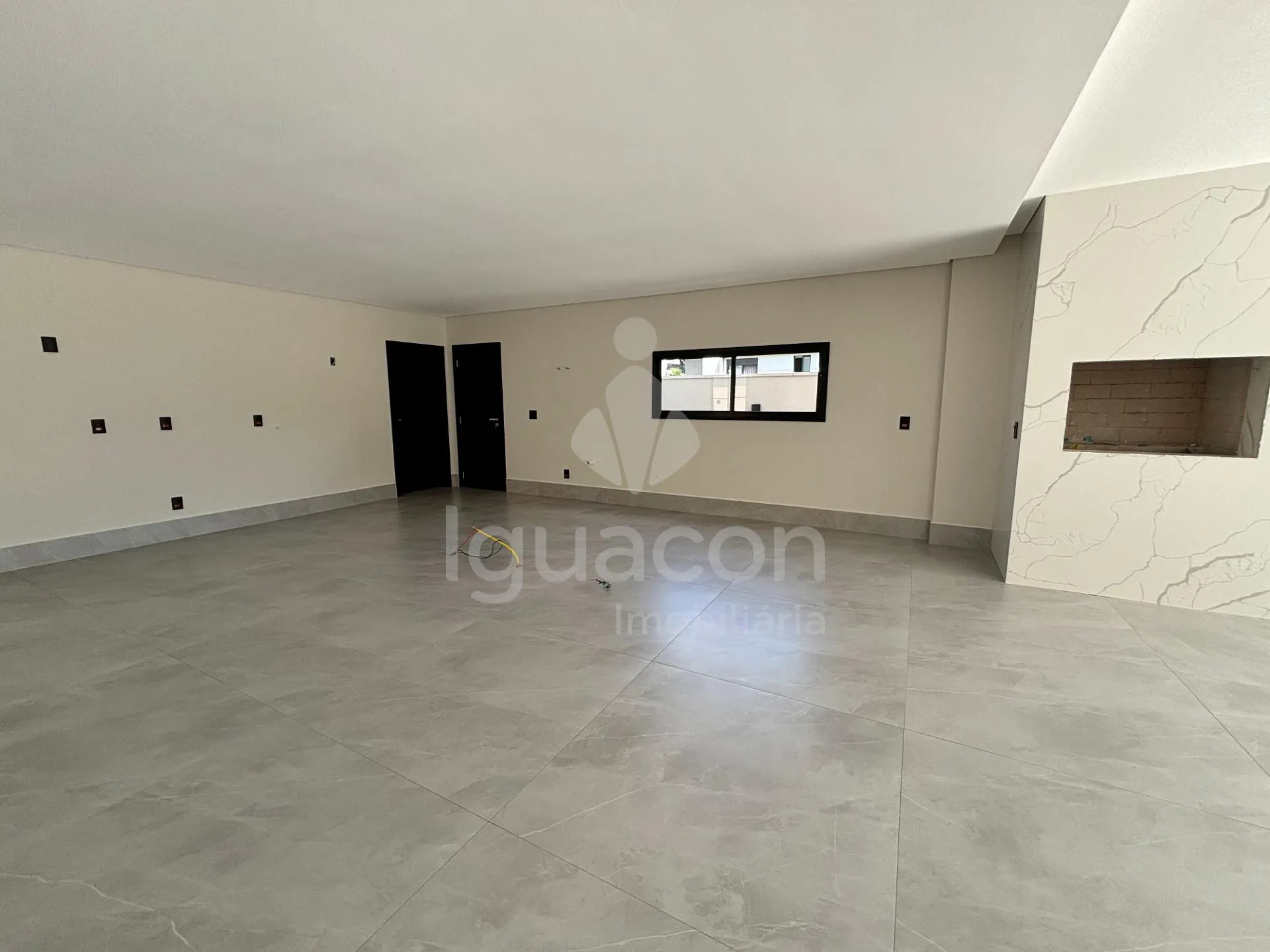 Sobrado com 04 Suites sendo 01 Suite Master e Área Gourmet no Condomínio Residencial Esmeralda