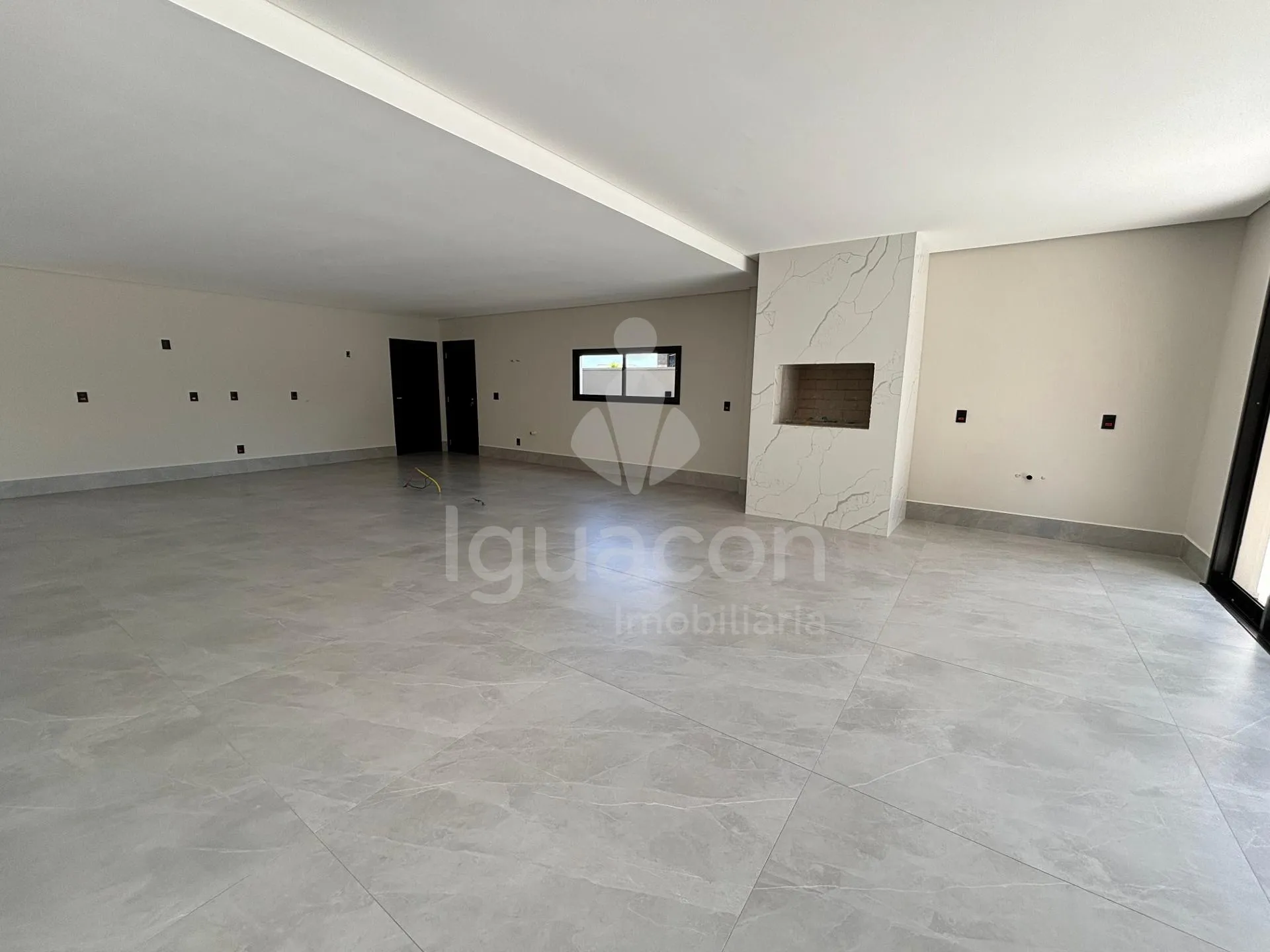 Sobrado com 04 Suites sendo 01 Suite Master e Área Gourmet no Condomínio Residencial Esmeralda