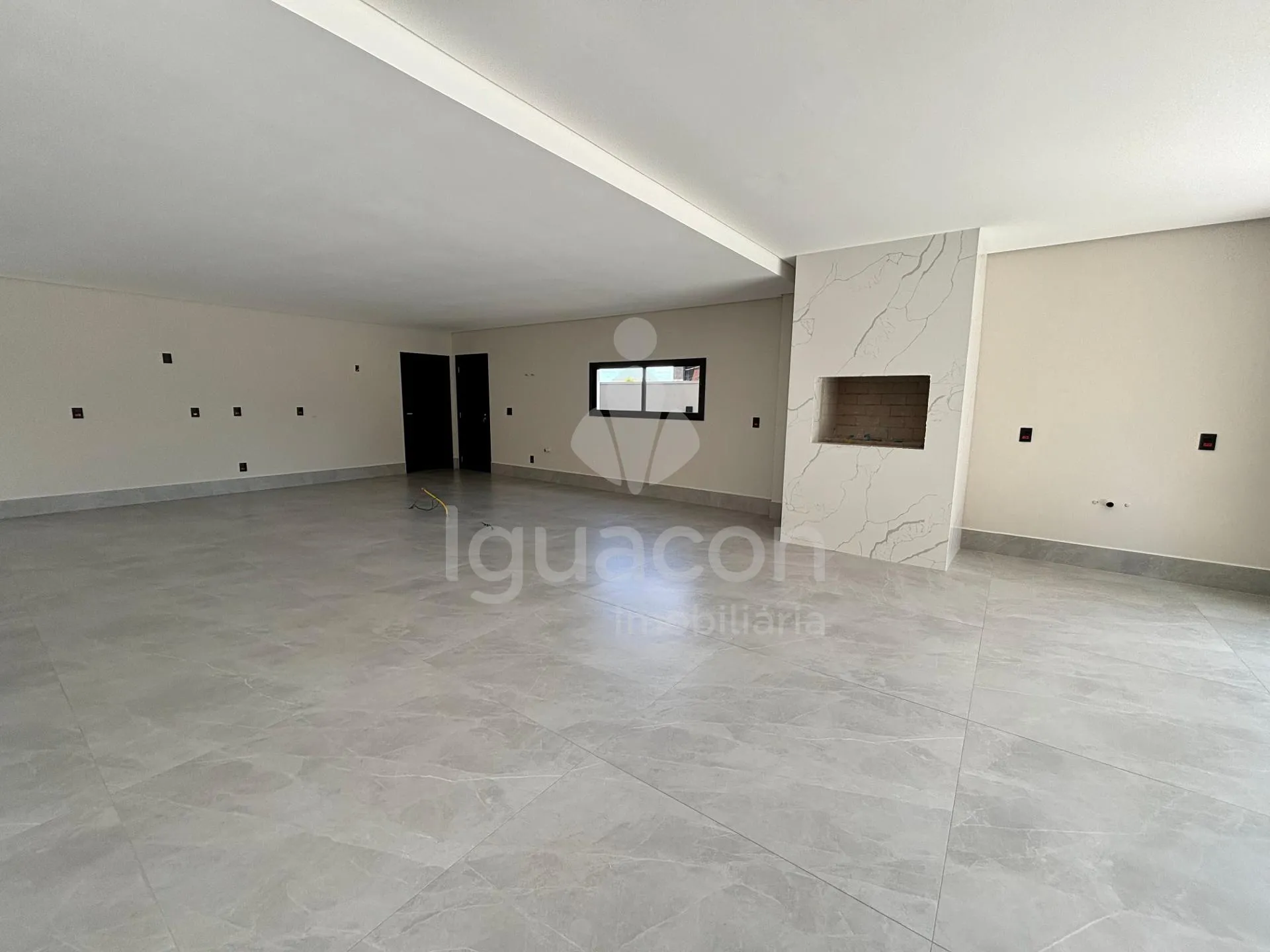 Sobrado com 04 Suites sendo 01 Suite Master e Área Gourmet no Condomínio Residencial Esmeralda