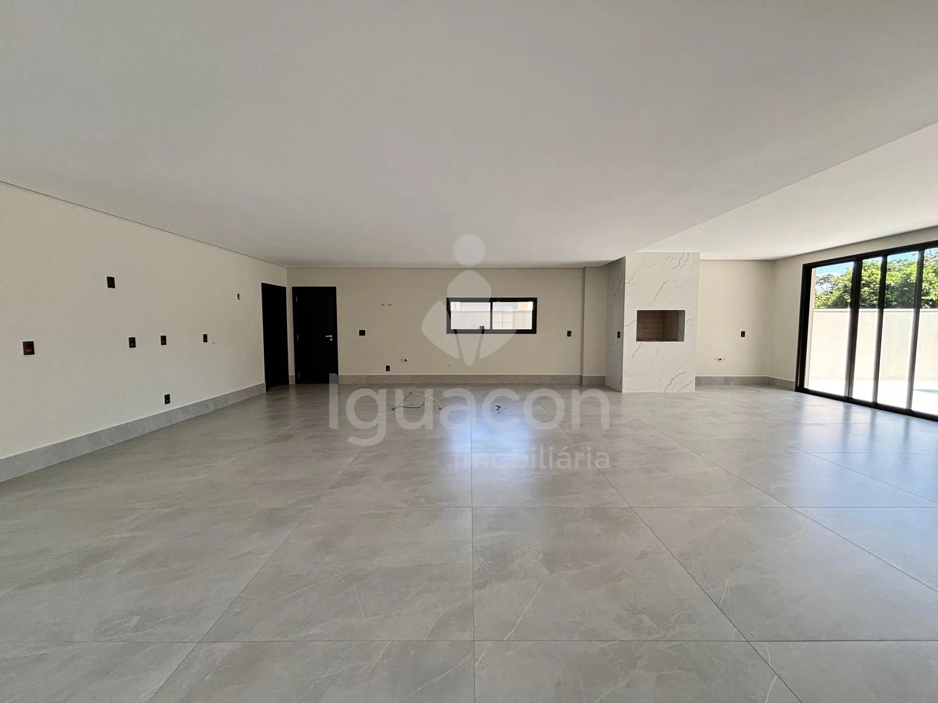 Sobrado com 04 Suites sendo 01 Suite Master e Área Gourmet no Condomínio Residencial Esmeralda