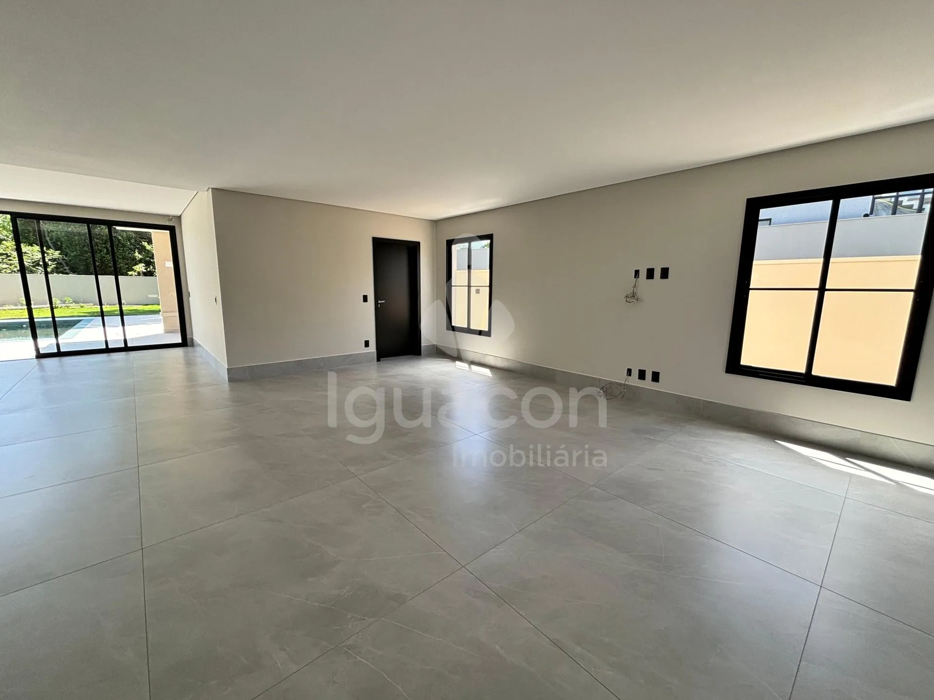 Sobrado com 04 Suites sendo 01 Suite Master e Área Gourmet no Condomínio Residencial Esmeralda