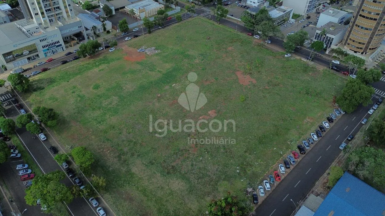 Área de Terra de 16.026m² no Centro em Avenida Brasil de Foz
