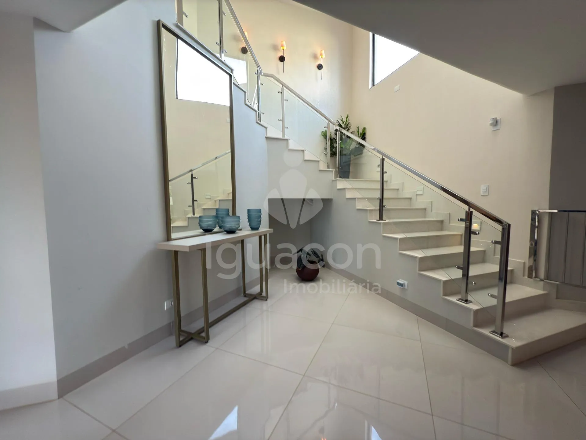 Sobrado Mobiliado com 04 Suites sendo 01 Suite Master e Piscina no Jardim Eliza