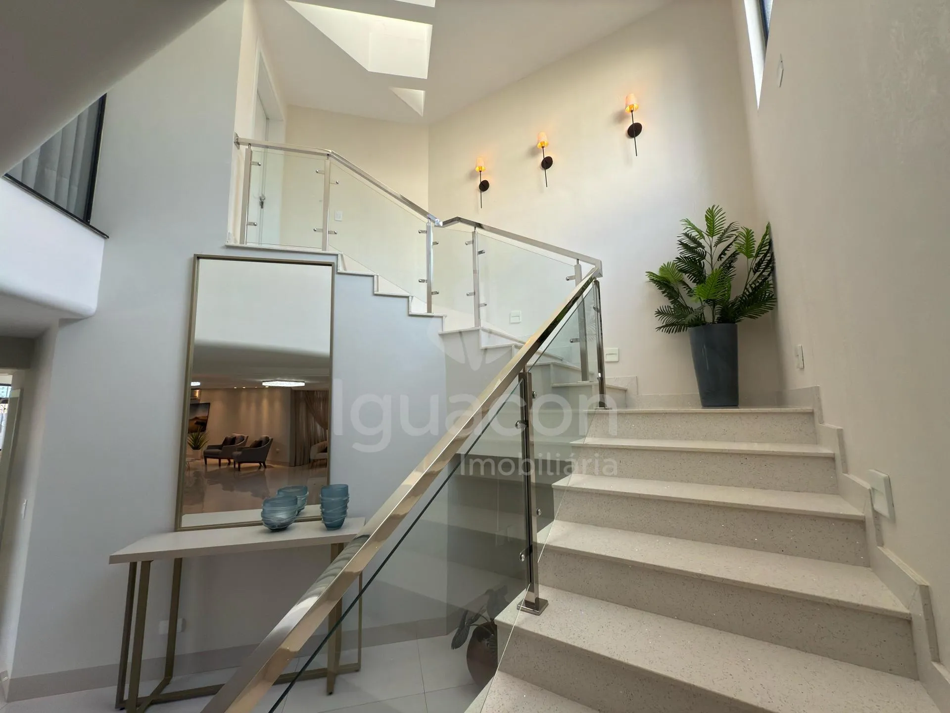 Sobrado Mobiliado com 04 Suites sendo 01 Suite Master e Piscina no Jardim Eliza