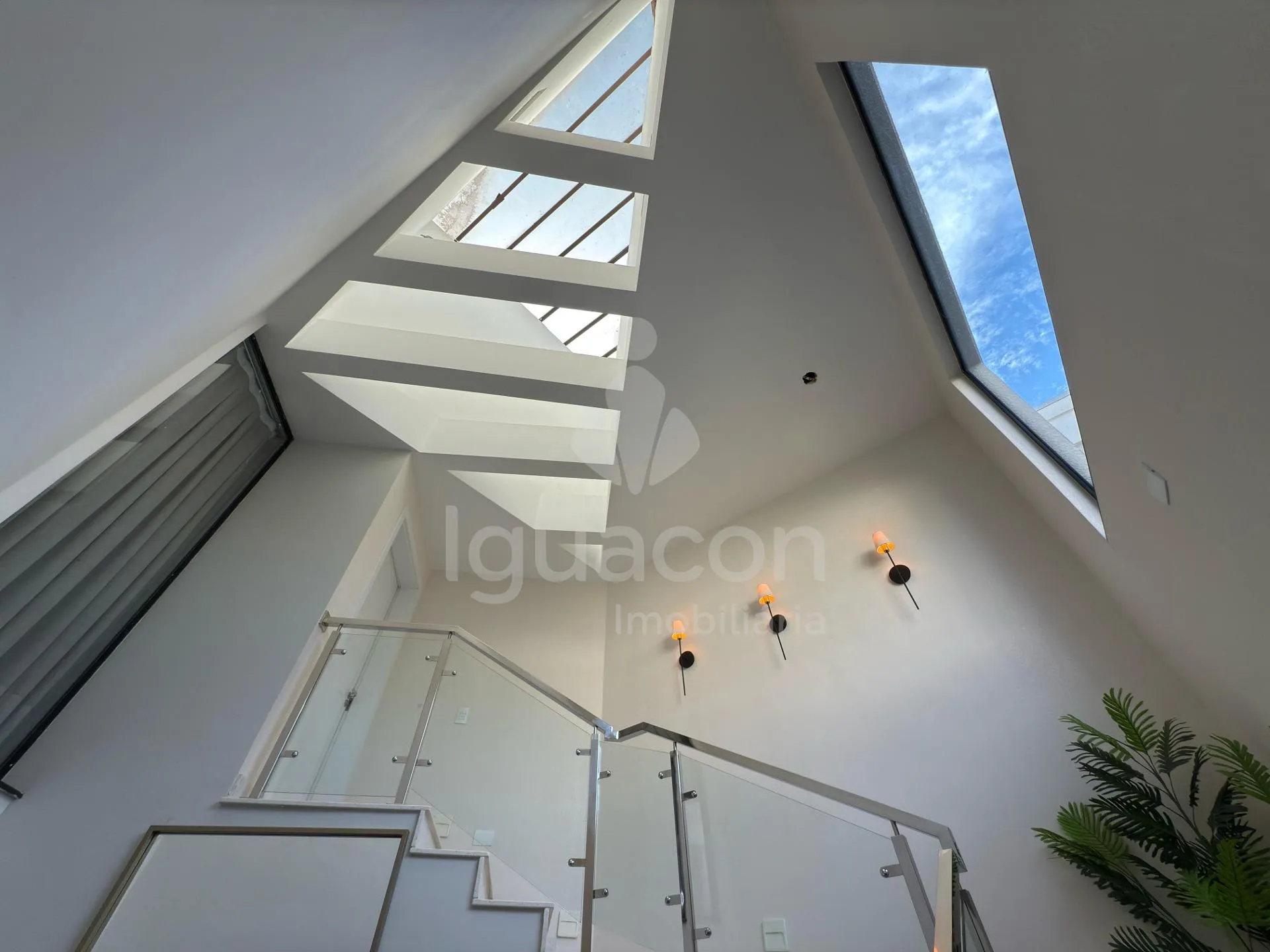 Sobrado Mobiliado com 04 Suites sendo 01 Suite Master e Piscina no Jardim Eliza