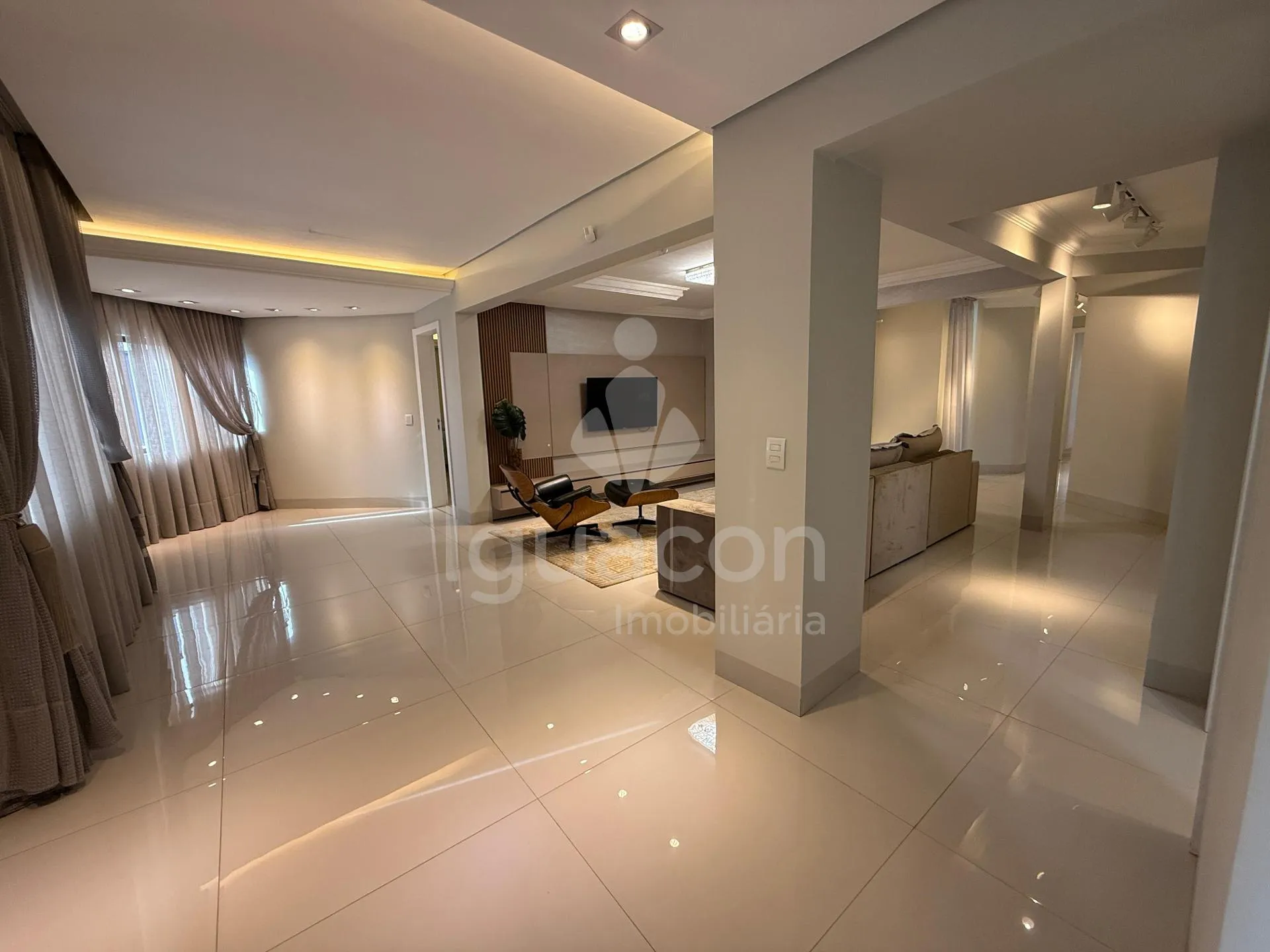 Sobrado Mobiliado com 04 Suites sendo 01 Suite Master e Piscina no Jardim Eliza