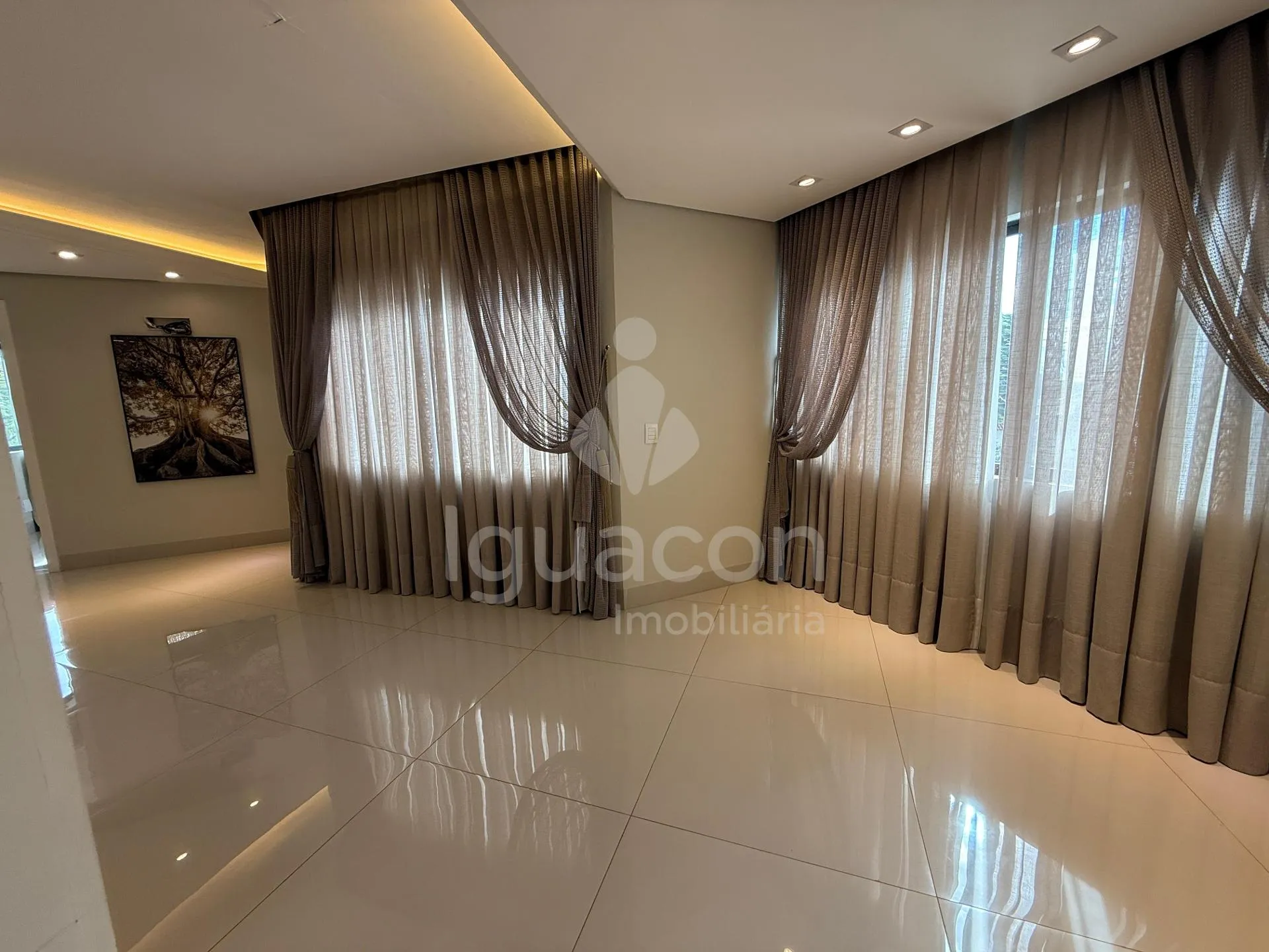 Sobrado Mobiliado com 04 Suites sendo 01 Suite Master e Piscina no Jardim Eliza