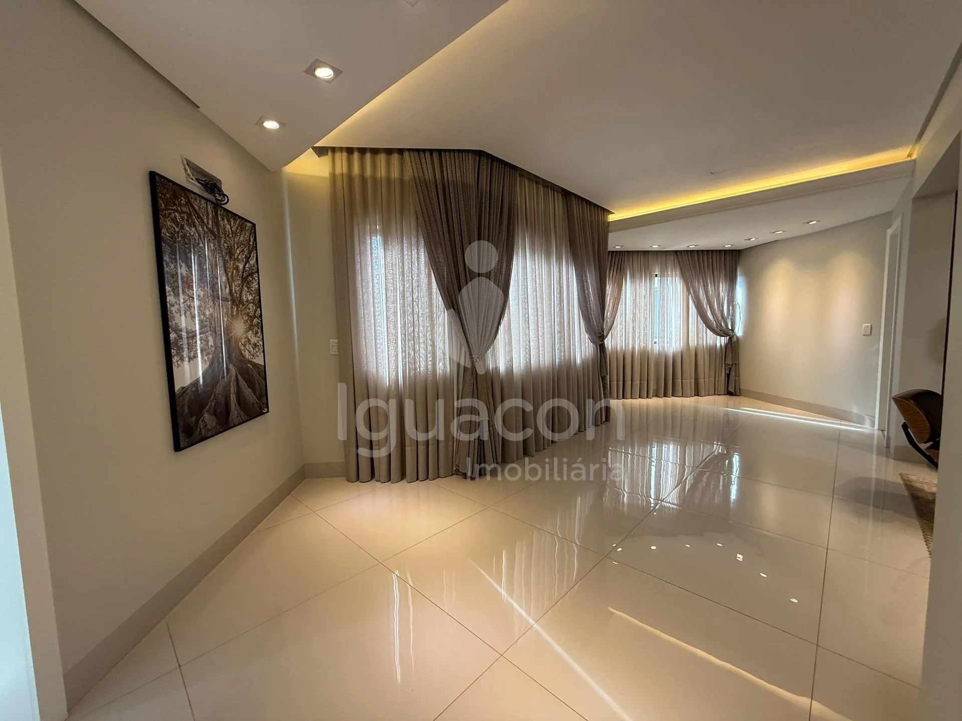Sobrado Mobiliado com 04 Suites sendo 01 Suite Master e Piscina no Jardim Eliza