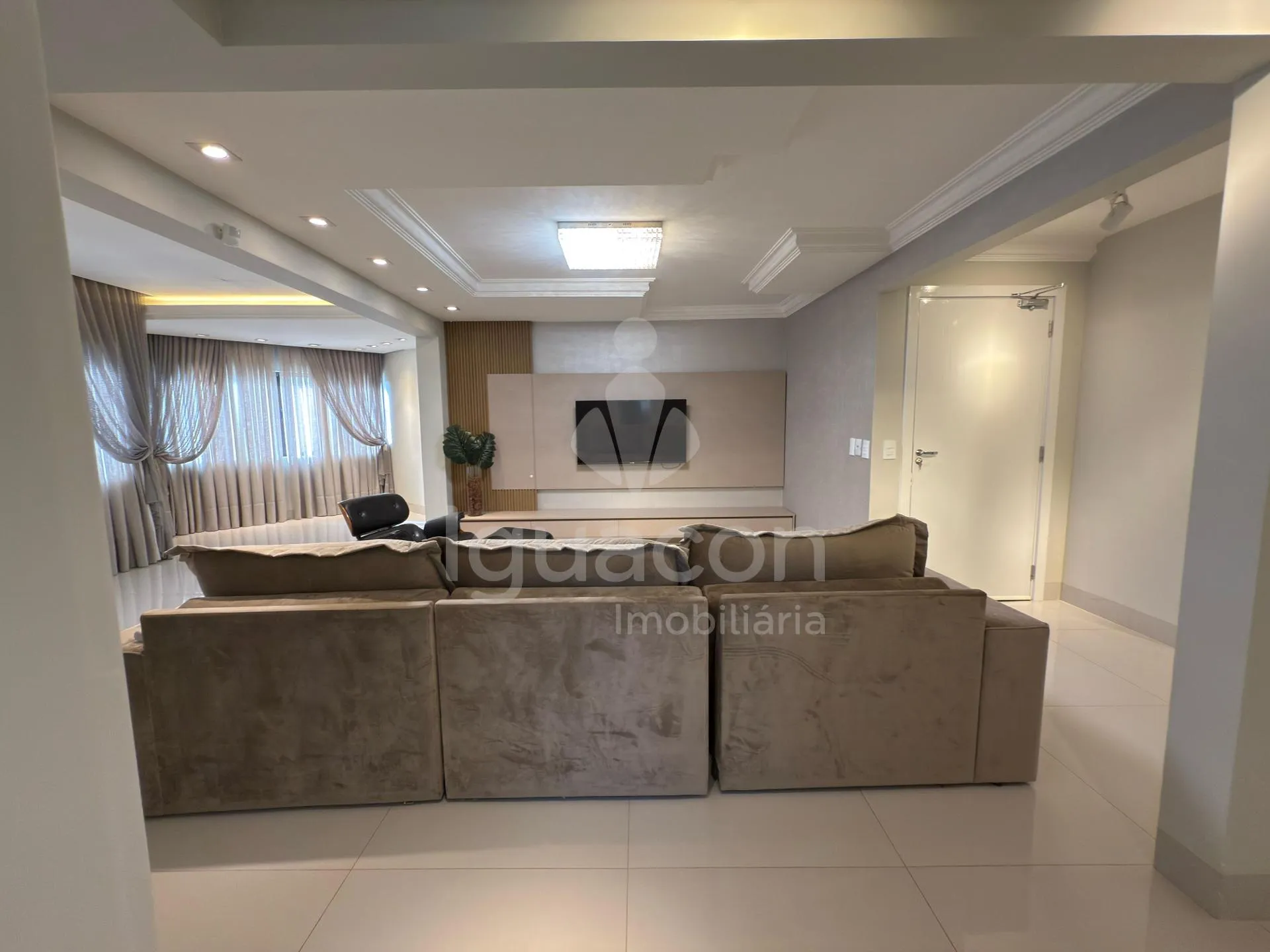 Sobrado Mobiliado com 04 Suites sendo 01 Suite Master e Piscina no Jardim Eliza
