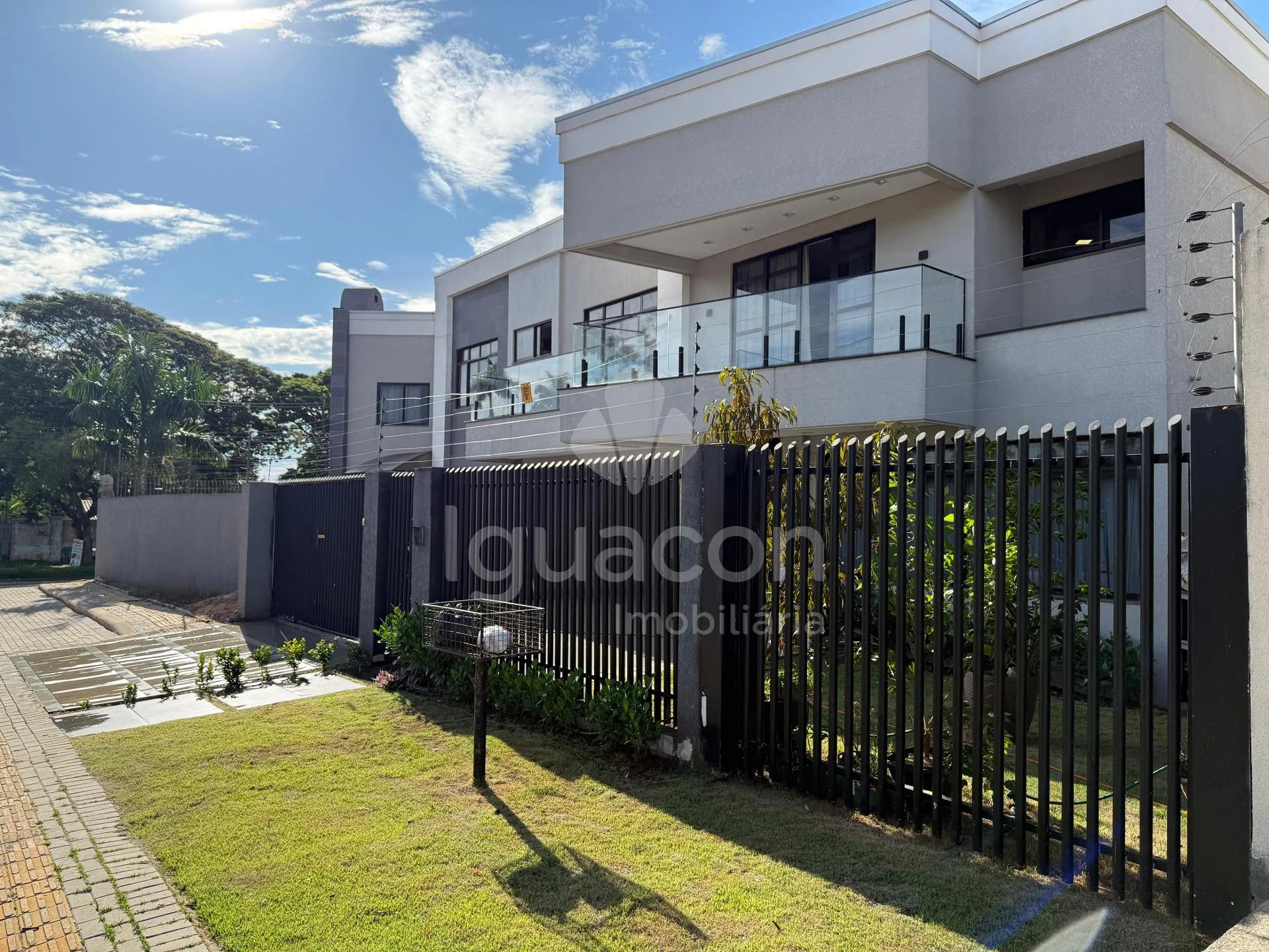 Sobrado Mobiliado com 04 Suites sendo 01 Suite Master e Piscina no Jardim Eliza