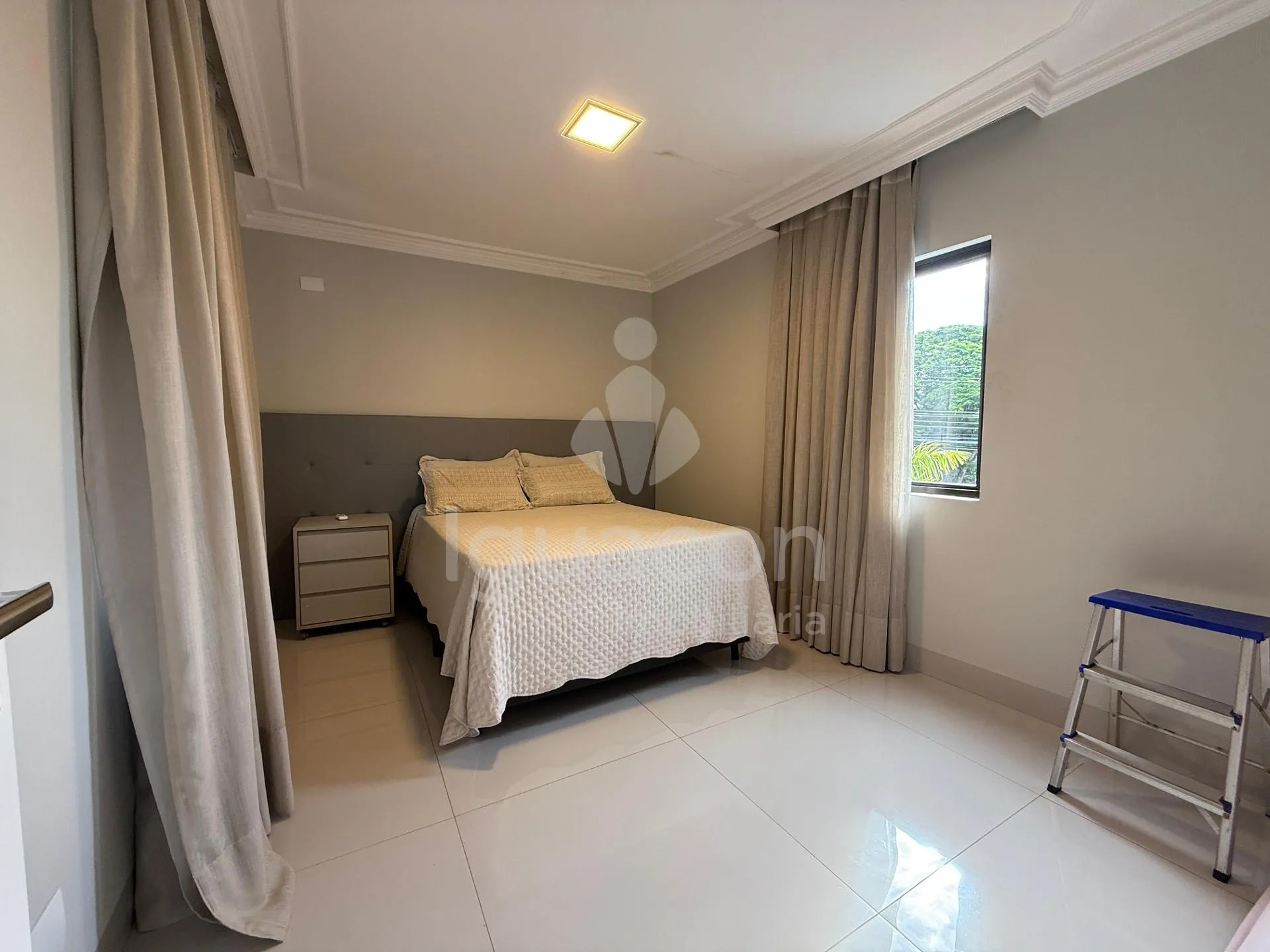 Sobrado Mobiliado com 04 Suites sendo 01 Suite Master e Piscina no Jardim Eliza