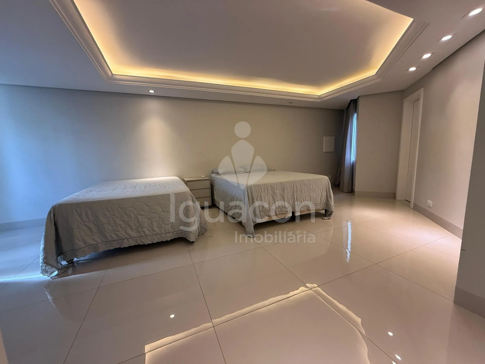 Sobrado Mobiliado com 04 Suites sendo 01 Suite Master e Piscina no Jardim Eliza