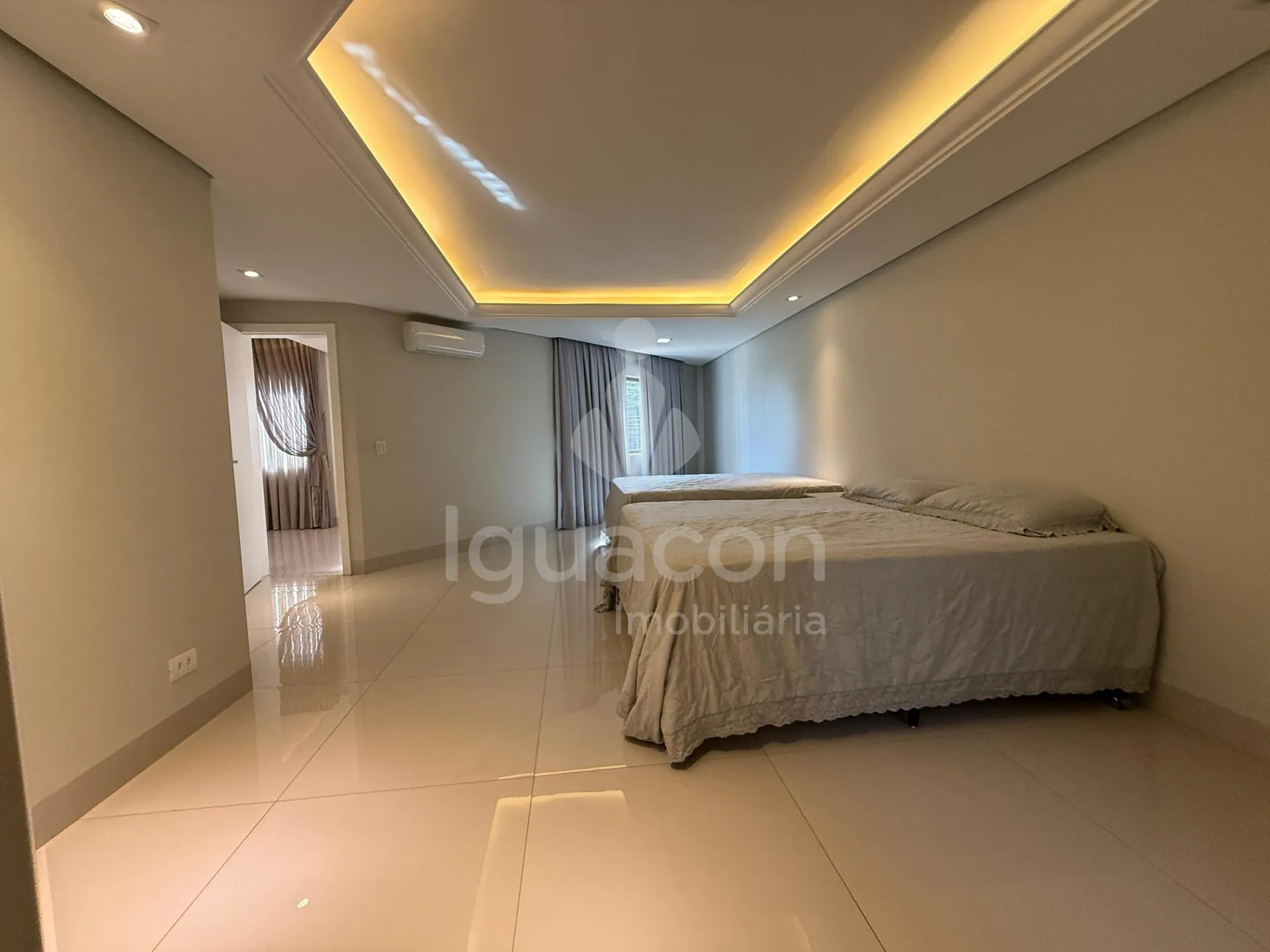 Sobrado Mobiliado com 04 Suites sendo 01 Suite Master e Piscina no Jardim Eliza