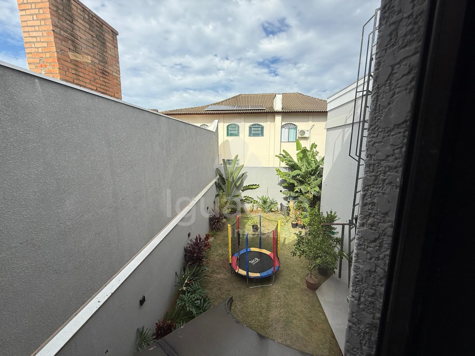 Sobrado Mobiliado com 04 Suites sendo 01 Suite Master e Piscina no Jardim Eliza
