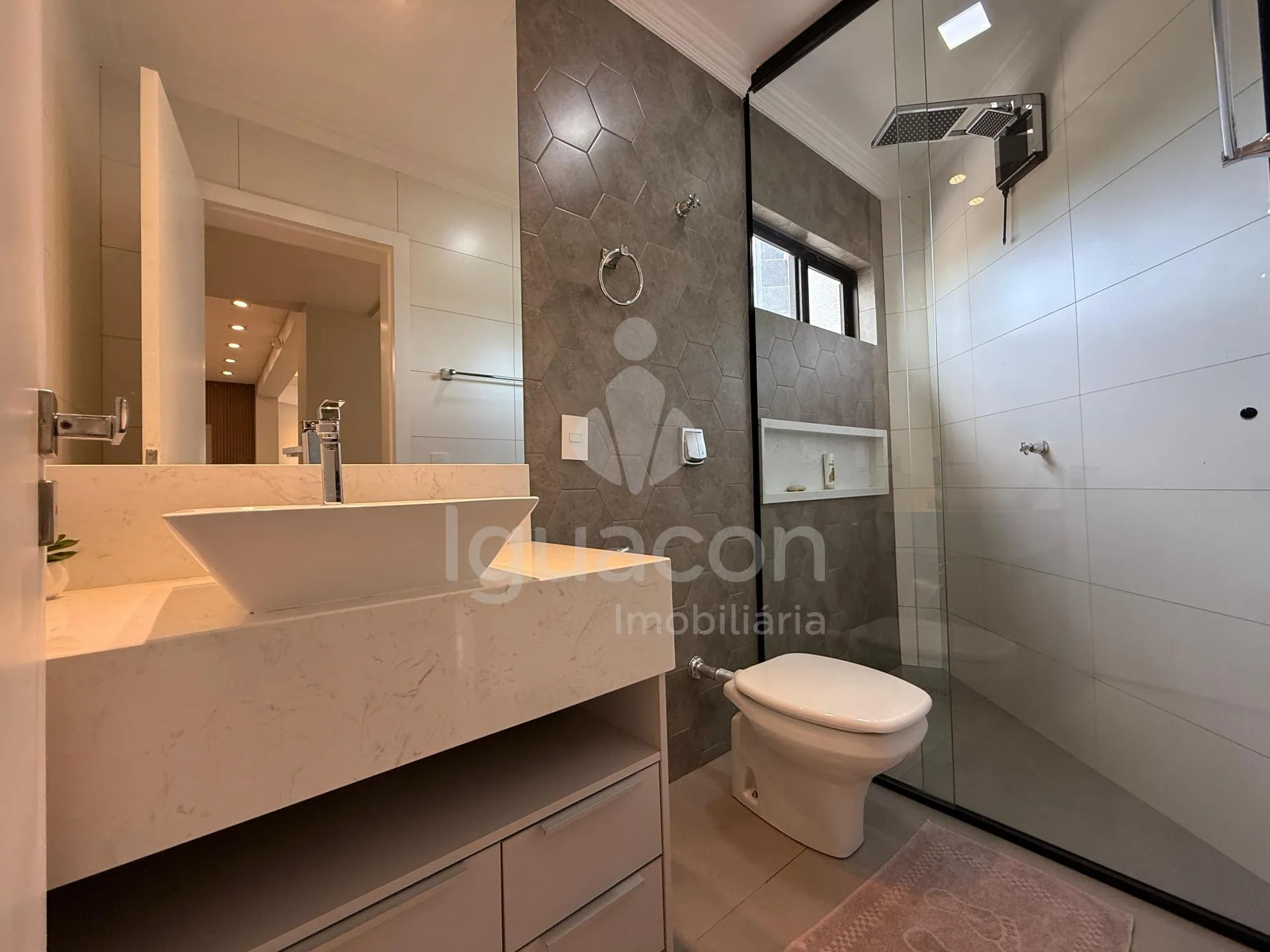Sobrado Mobiliado com 04 Suites sendo 01 Suite Master e Piscina no Jardim Eliza