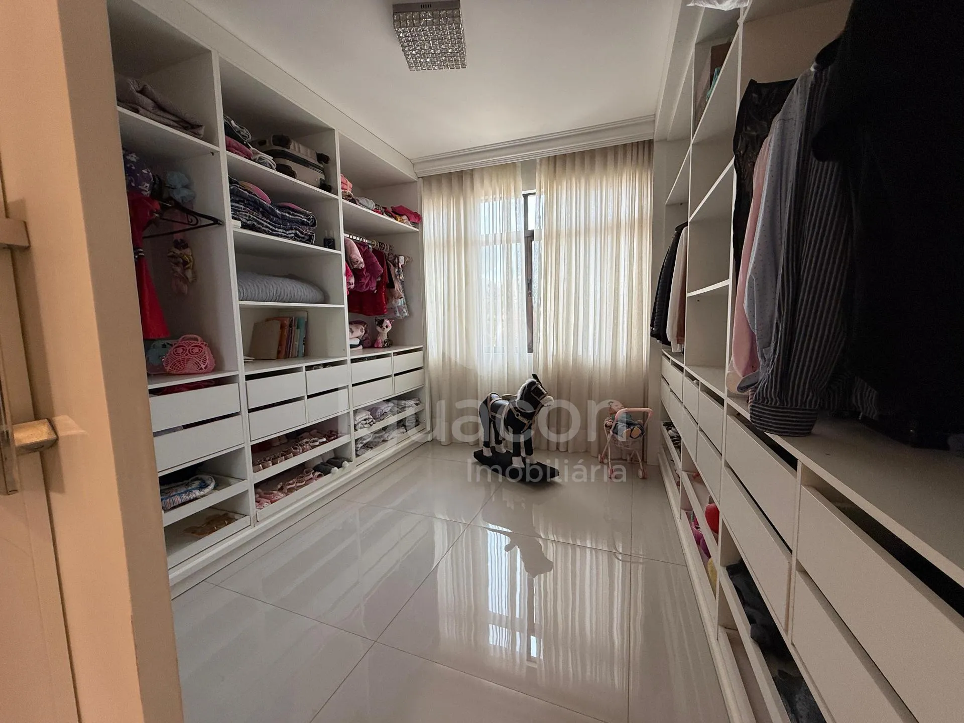 Sobrado Mobiliado com 04 Suites sendo 01 Suite Master e Piscina no Jardim Eliza