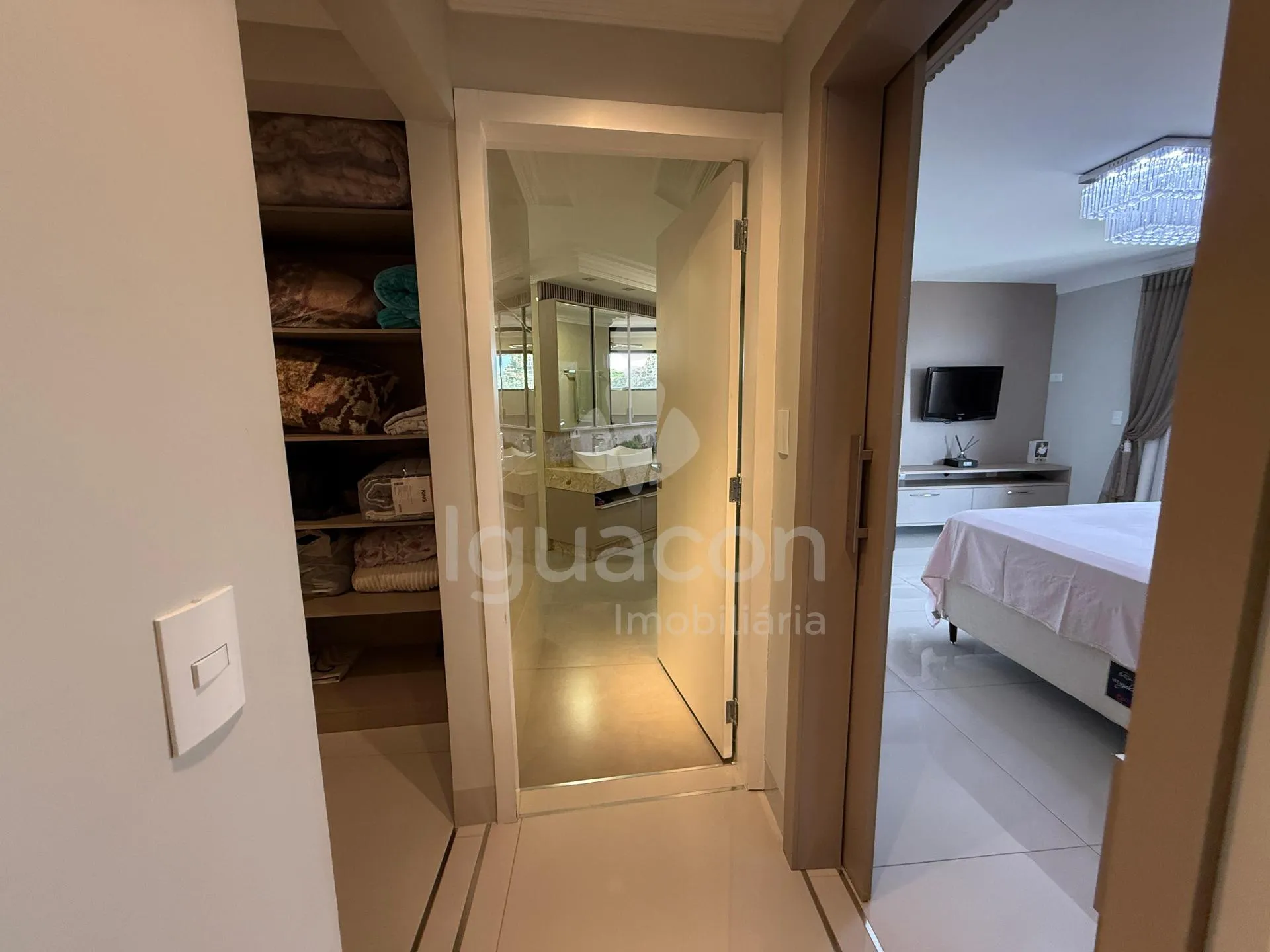 Sobrado Mobiliado com 04 Suites sendo 01 Suite Master e Piscina no Jardim Eliza