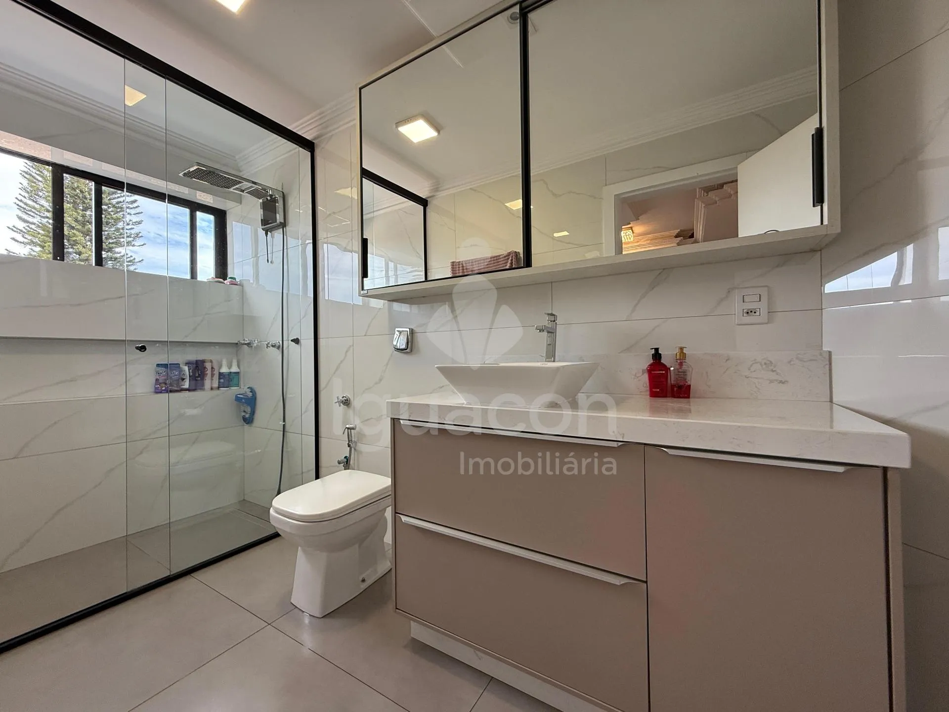 Sobrado Mobiliado com 04 Suites sendo 01 Suite Master e Piscina no Jardim Eliza