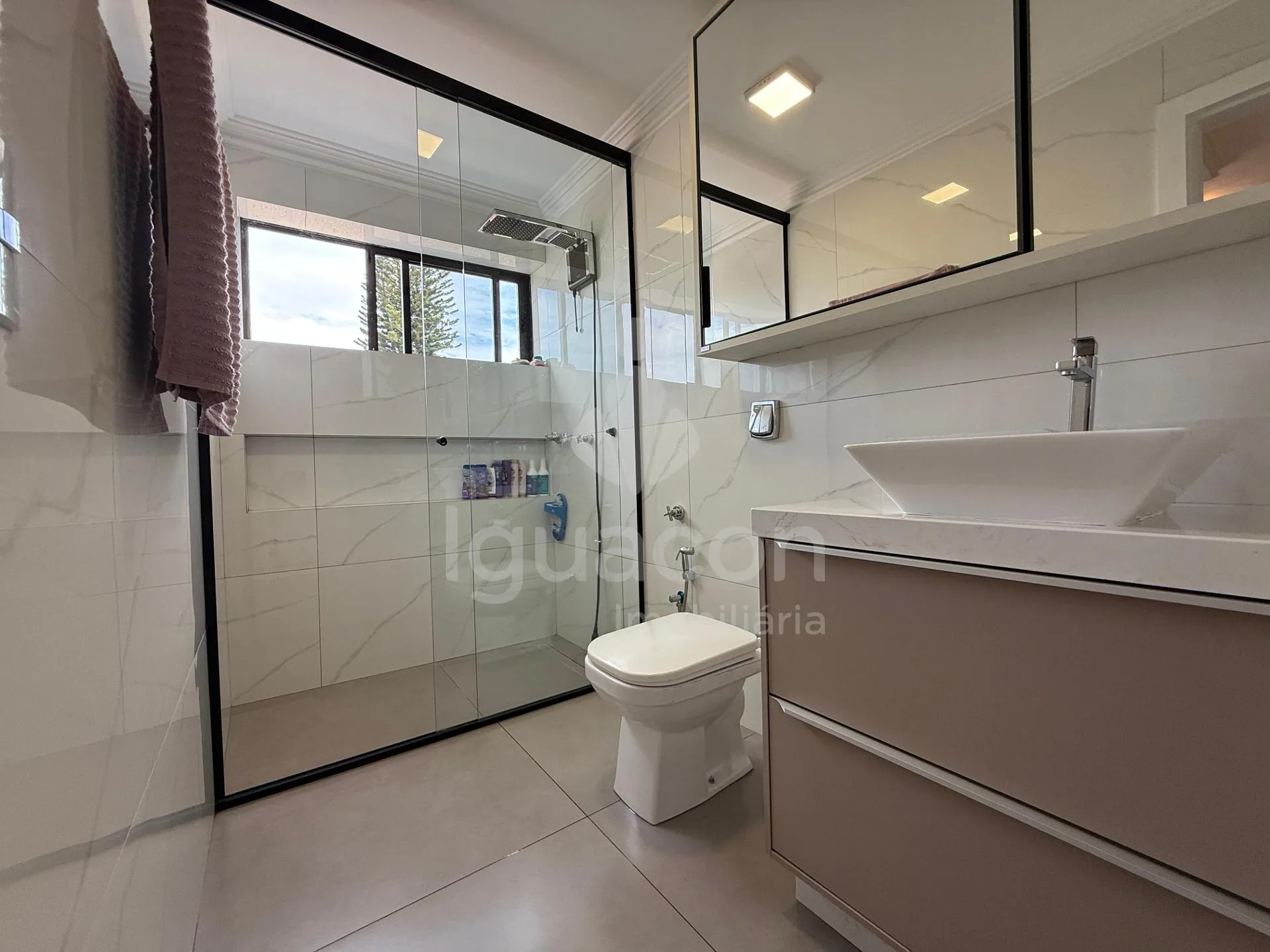 Sobrado Mobiliado com 04 Suites sendo 01 Suite Master e Piscina no Jardim Eliza