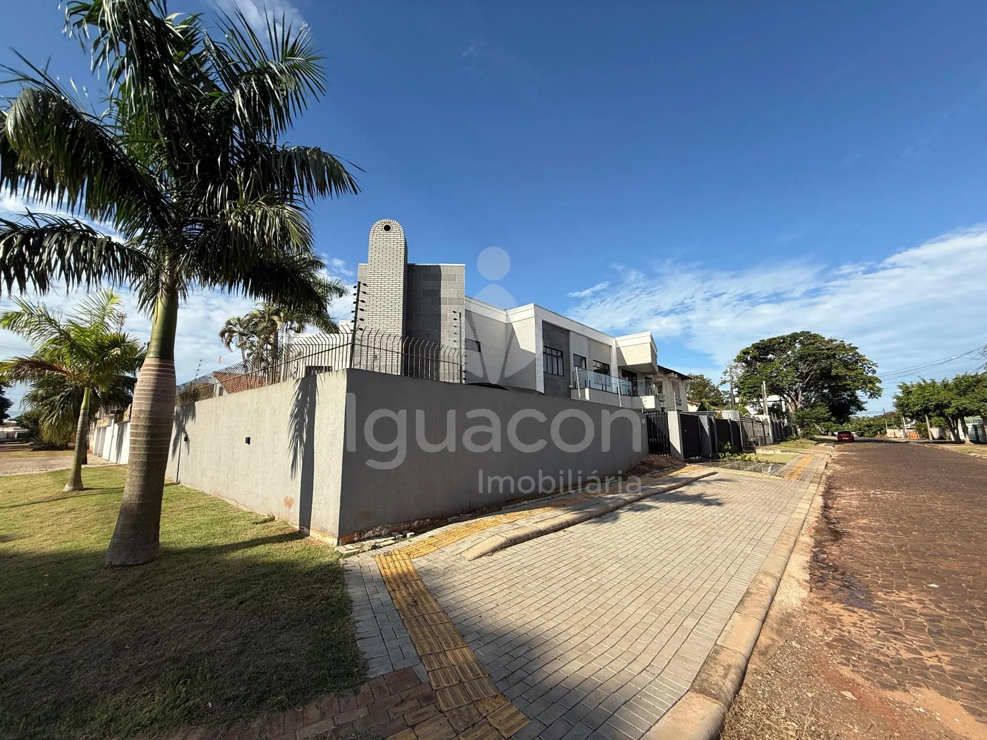 Sobrado Mobiliado com 04 Suites sendo 01 Suite Master e Piscina no Jardim Eliza