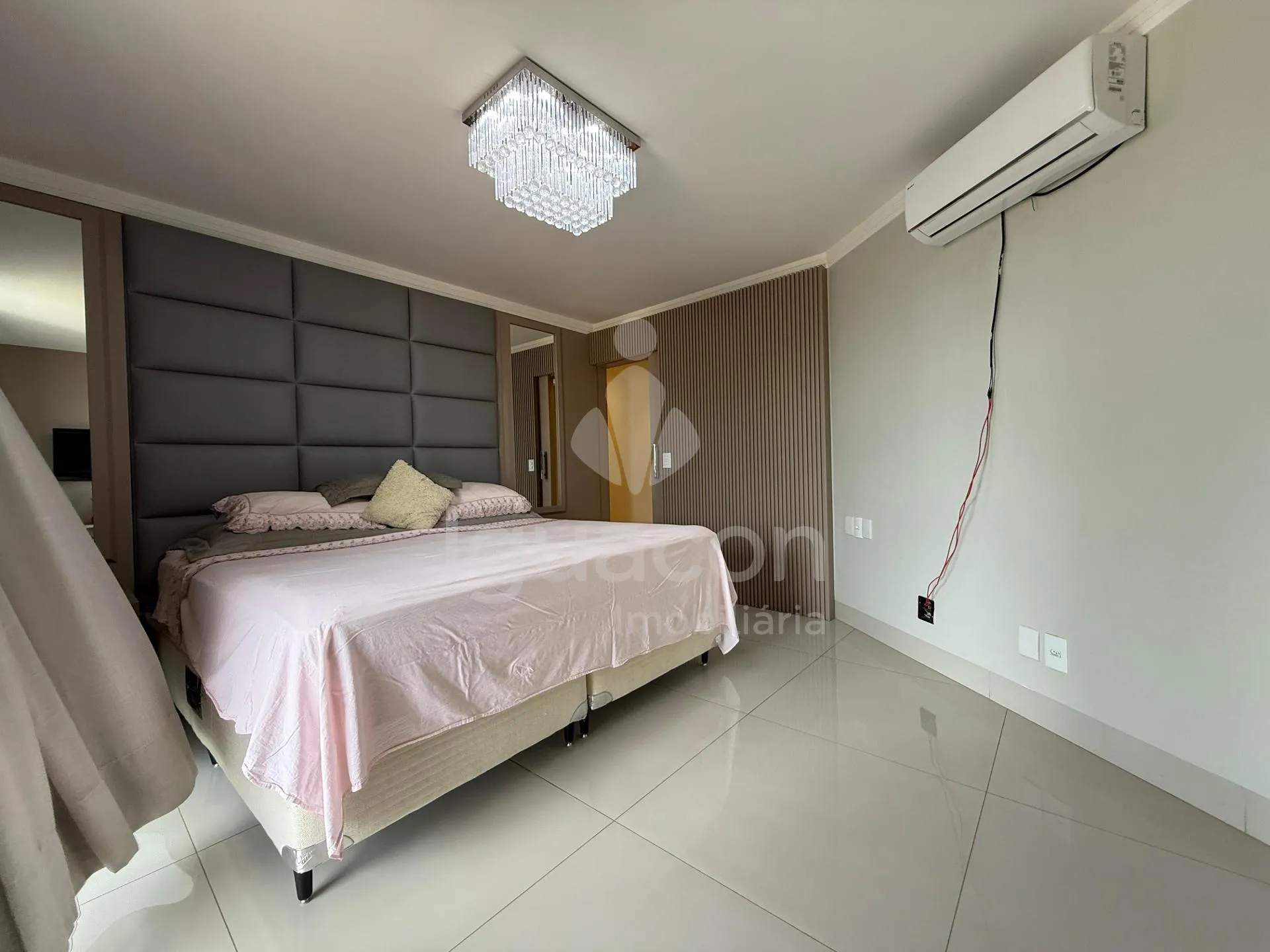 Sobrado Mobiliado com 04 Suites sendo 01 Suite Master e Piscina no Jardim Eliza