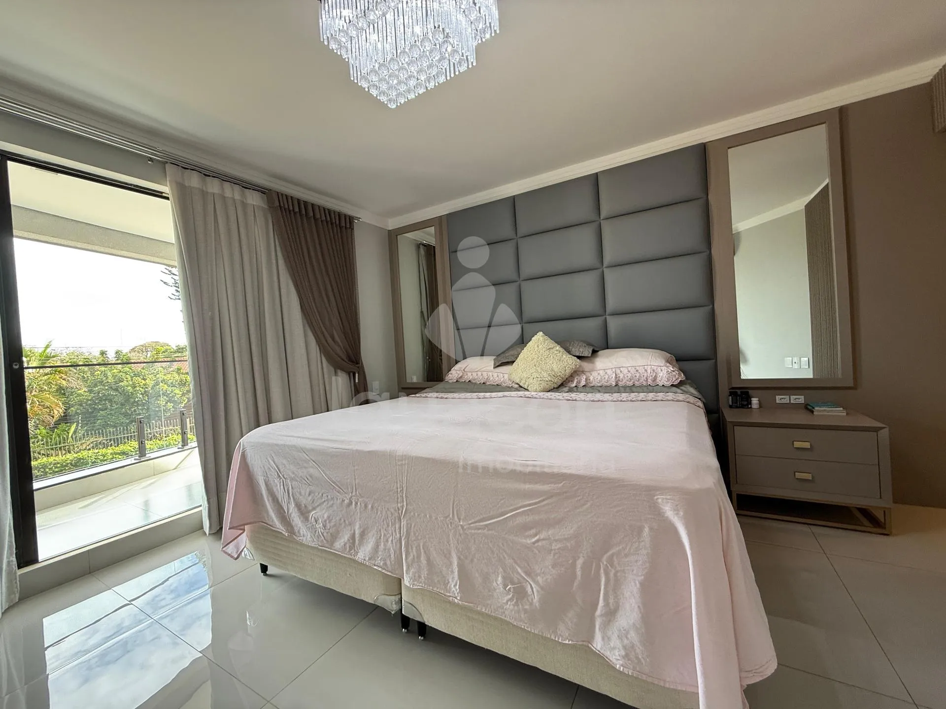 Sobrado Mobiliado com 04 Suites sendo 01 Suite Master e Piscina no Jardim Eliza