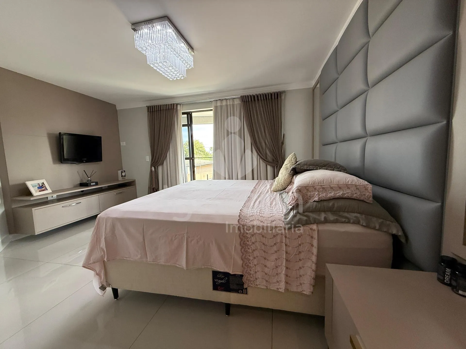 Sobrado Mobiliado com 04 Suites sendo 01 Suite Master e Piscina no Jardim Eliza