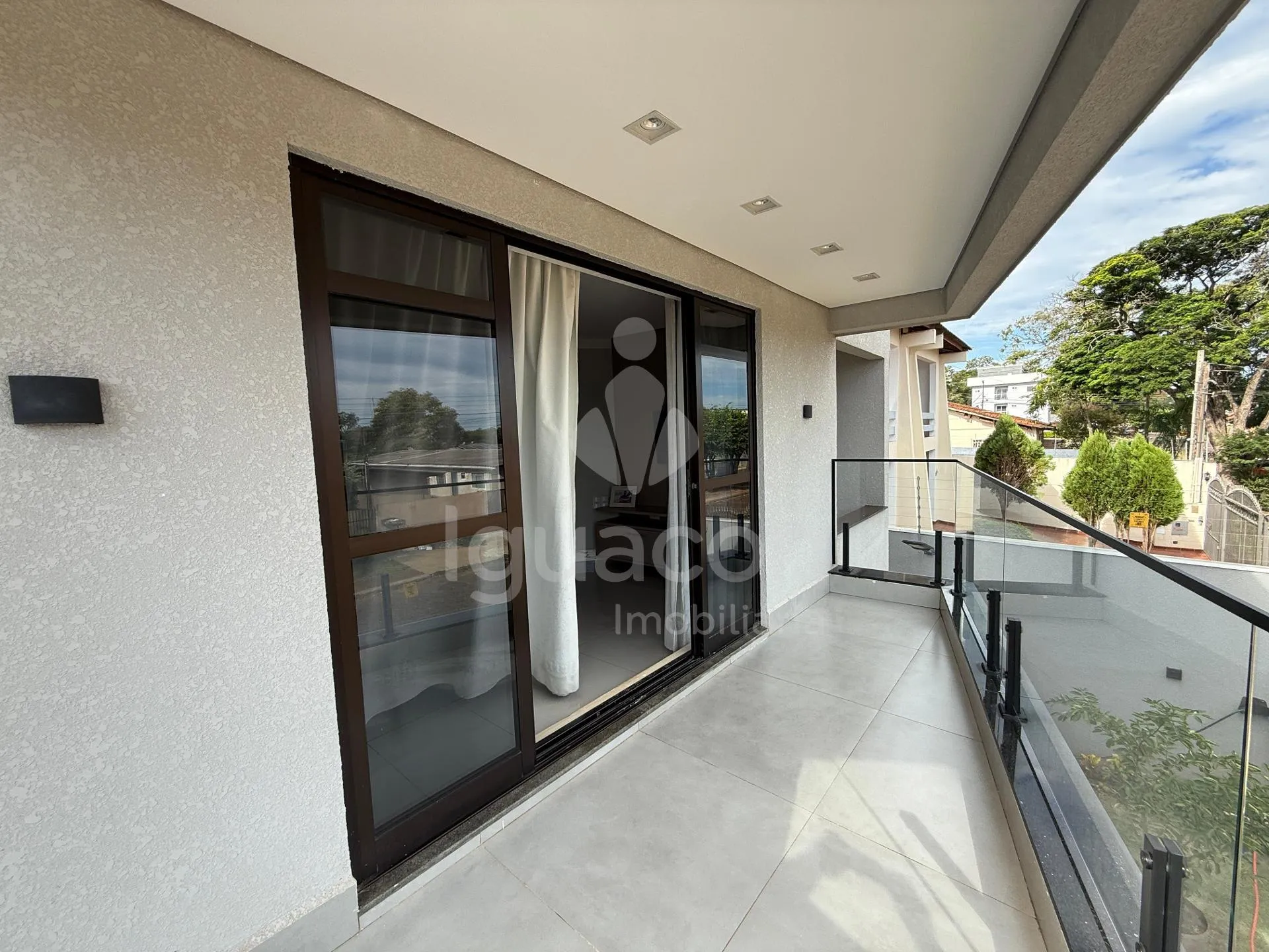 Sobrado Mobiliado com 04 Suites sendo 01 Suite Master e Piscina no Jardim Eliza