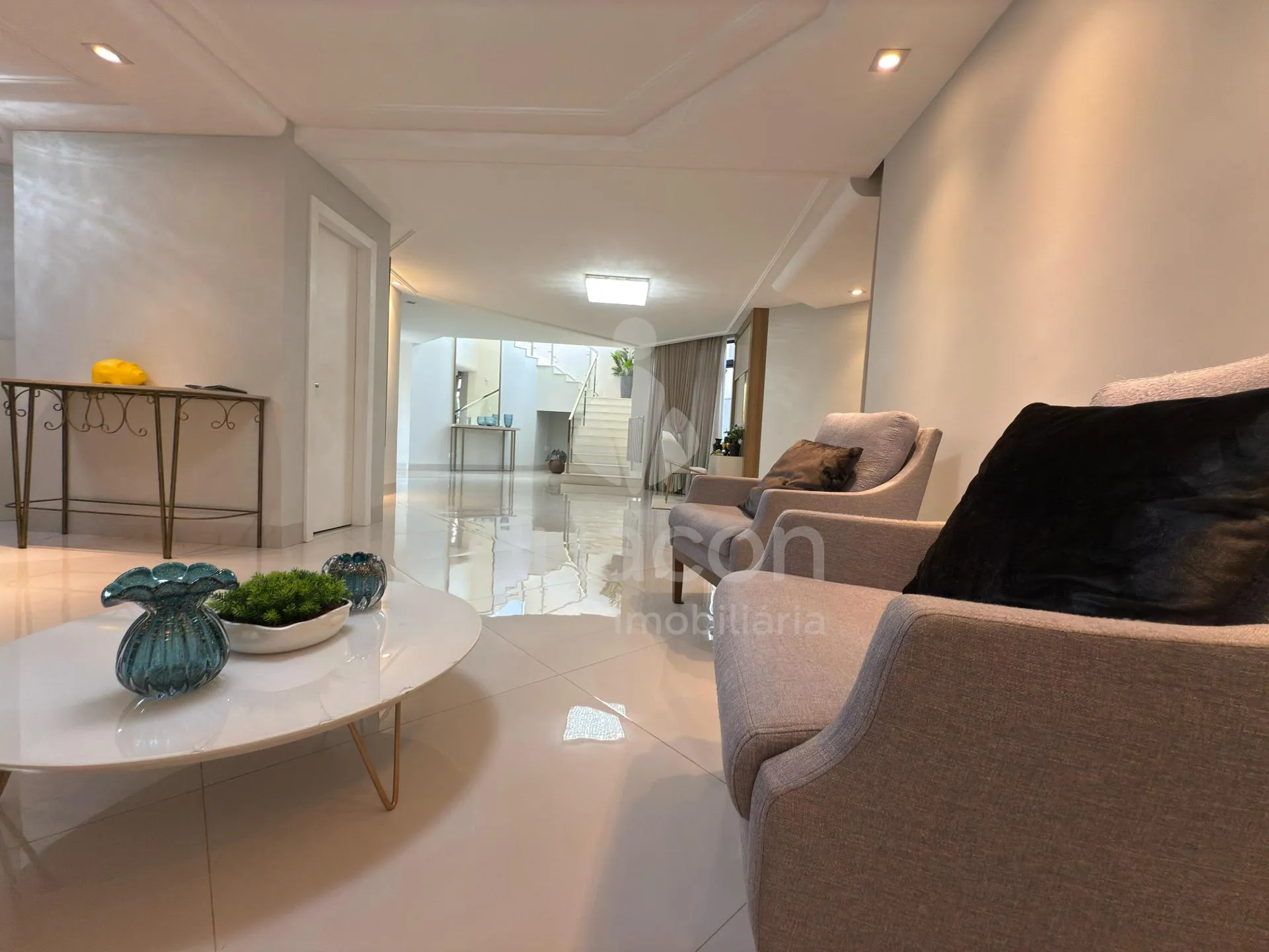 Sobrado Mobiliado com 04 Suites sendo 01 Suite Master e Piscina no Jardim Eliza