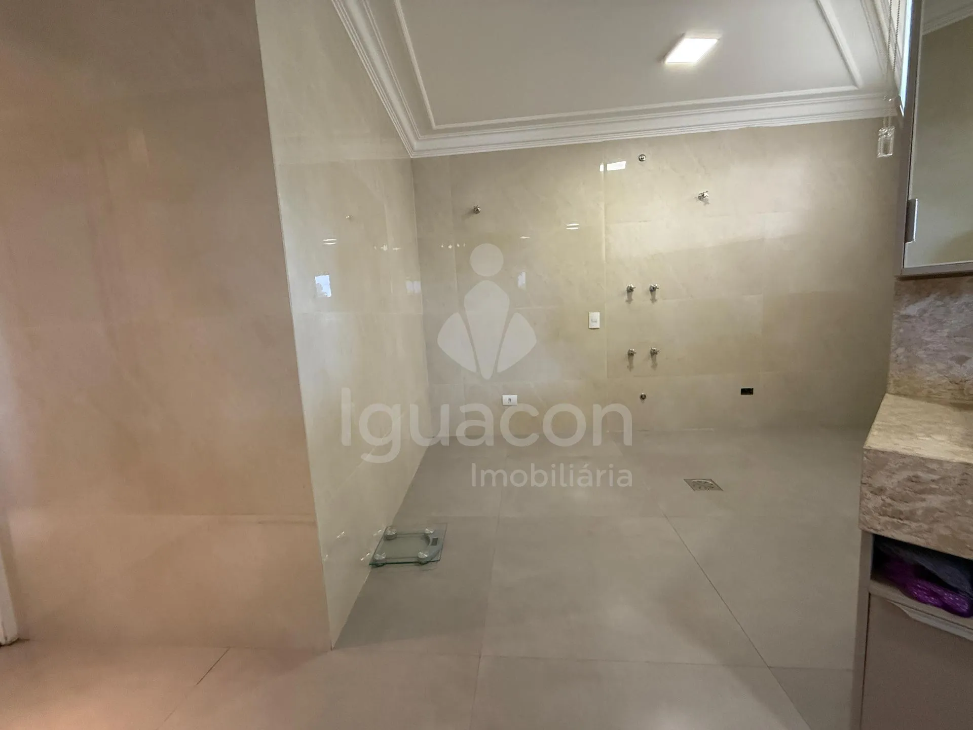 Sobrado Mobiliado com 04 Suites sendo 01 Suite Master e Piscina no Jardim Eliza