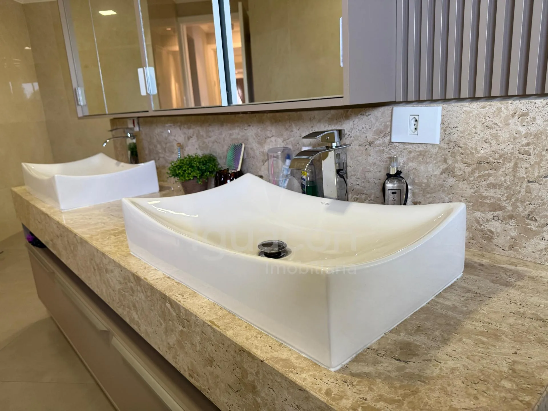 Sobrado Mobiliado com 04 Suites sendo 01 Suite Master e Piscina no Jardim Eliza