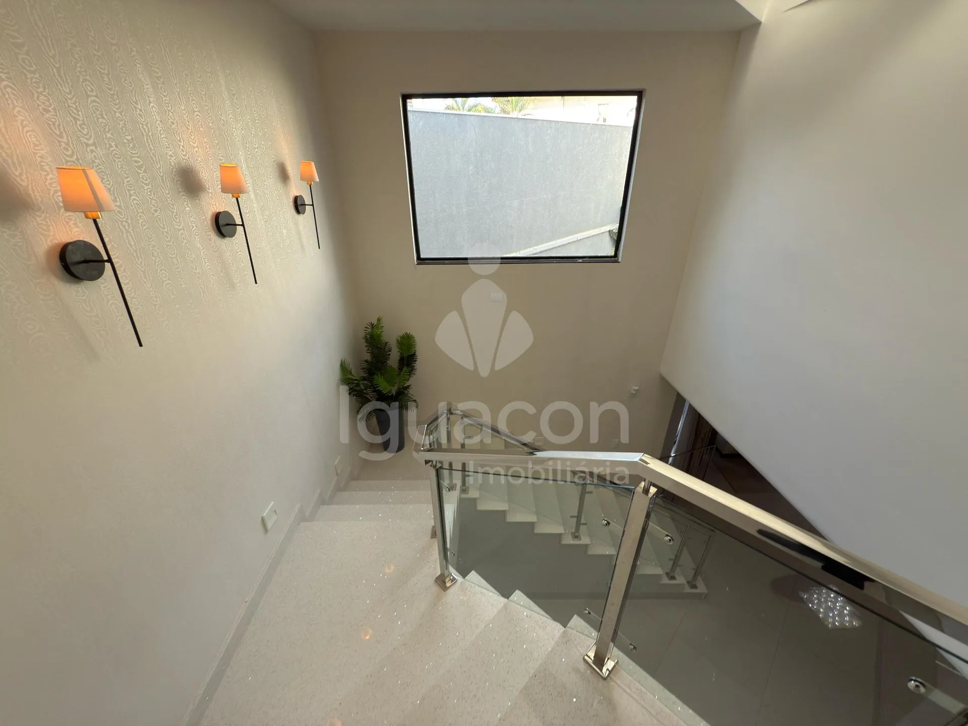 Sobrado Mobiliado com 04 Suites sendo 01 Suite Master e Piscina no Jardim Eliza