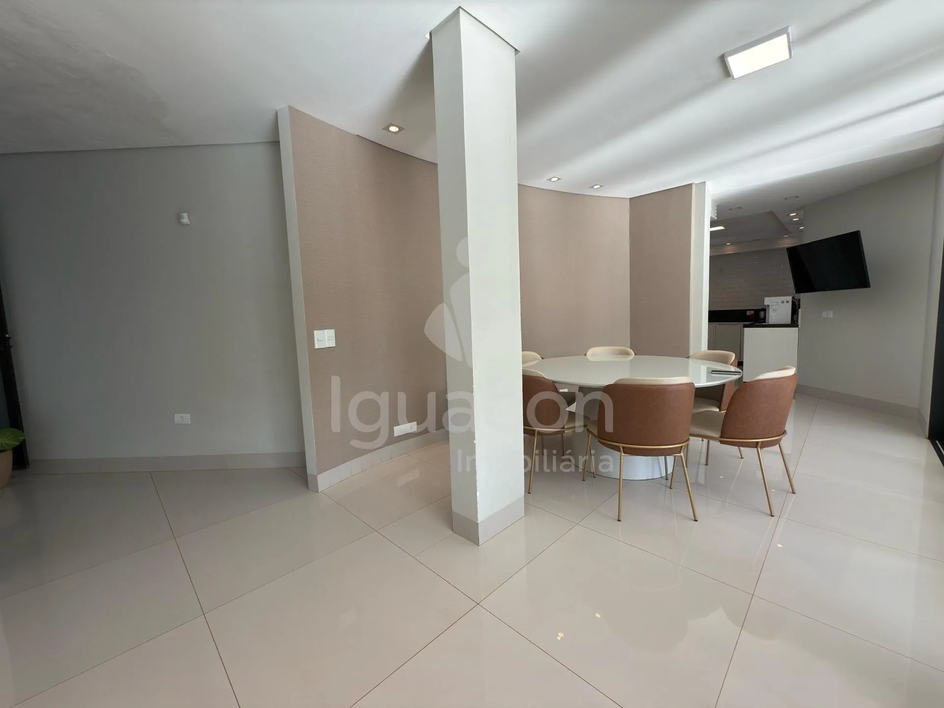 Sobrado Mobiliado com 04 Suites sendo 01 Suite Master e Piscina no Jardim Eliza
