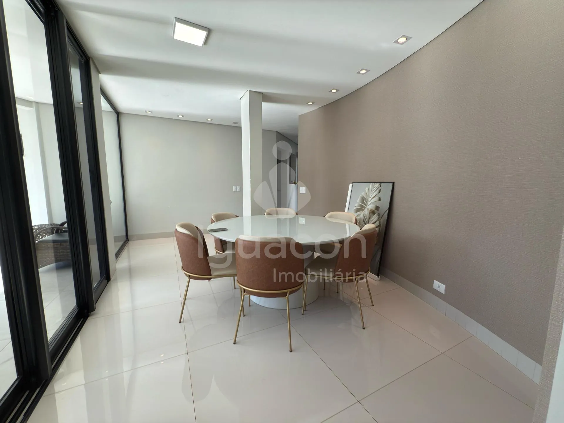 Sobrado Mobiliado com 04 Suites sendo 01 Suite Master e Piscina no Jardim Eliza