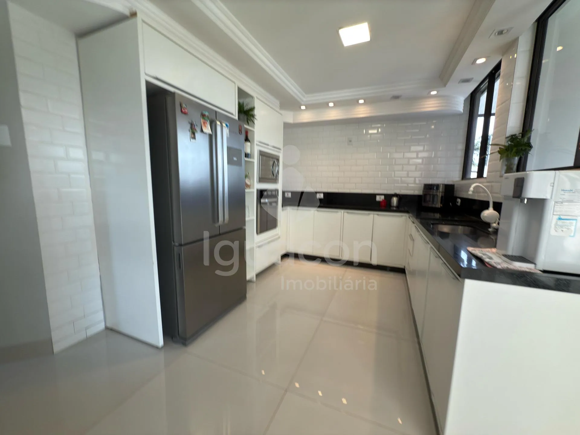 Sobrado Mobiliado com 04 Suites sendo 01 Suite Master e Piscina no Jardim Eliza