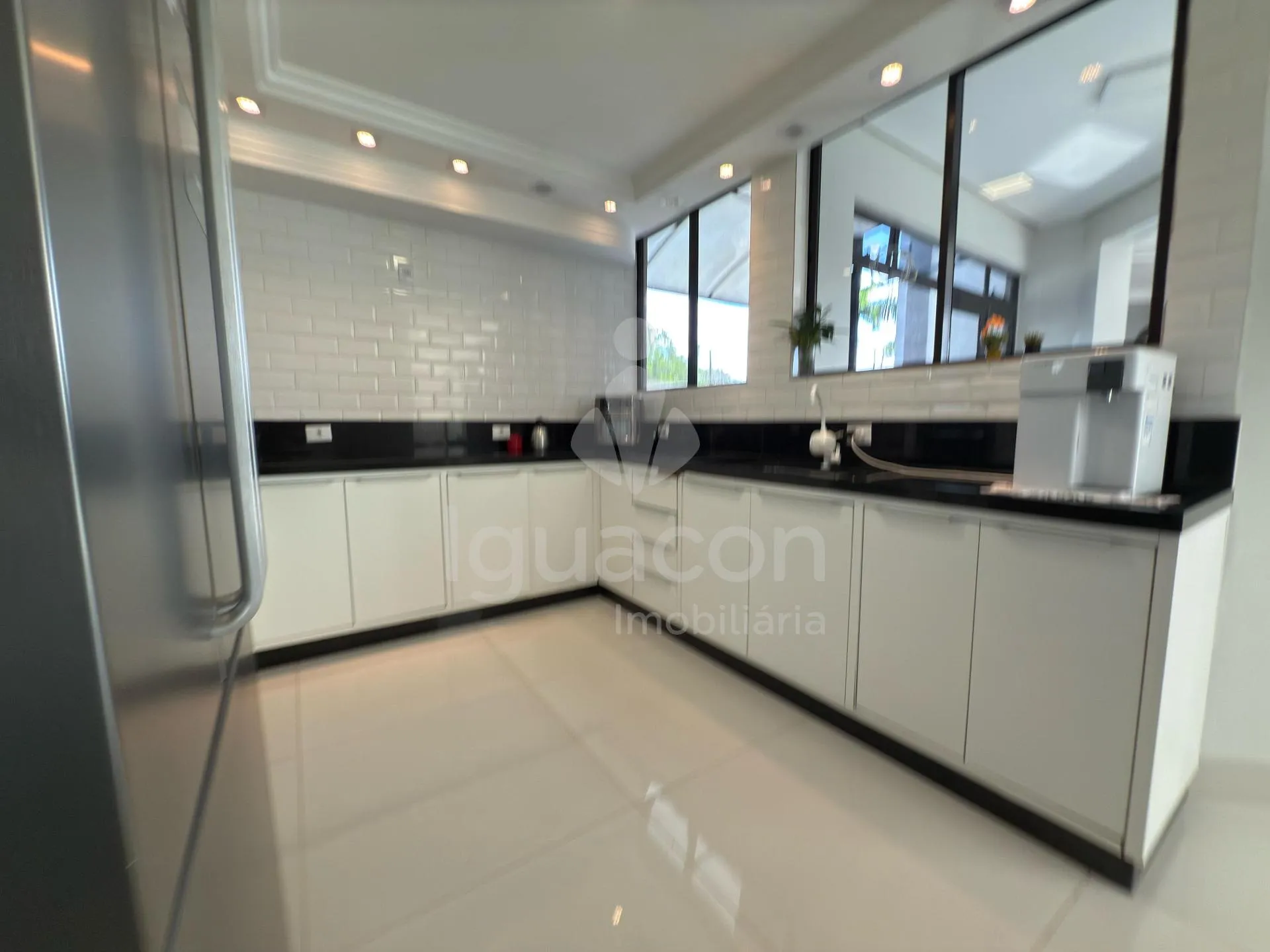 Sobrado Mobiliado com 04 Suites sendo 01 Suite Master e Piscina no Jardim Eliza