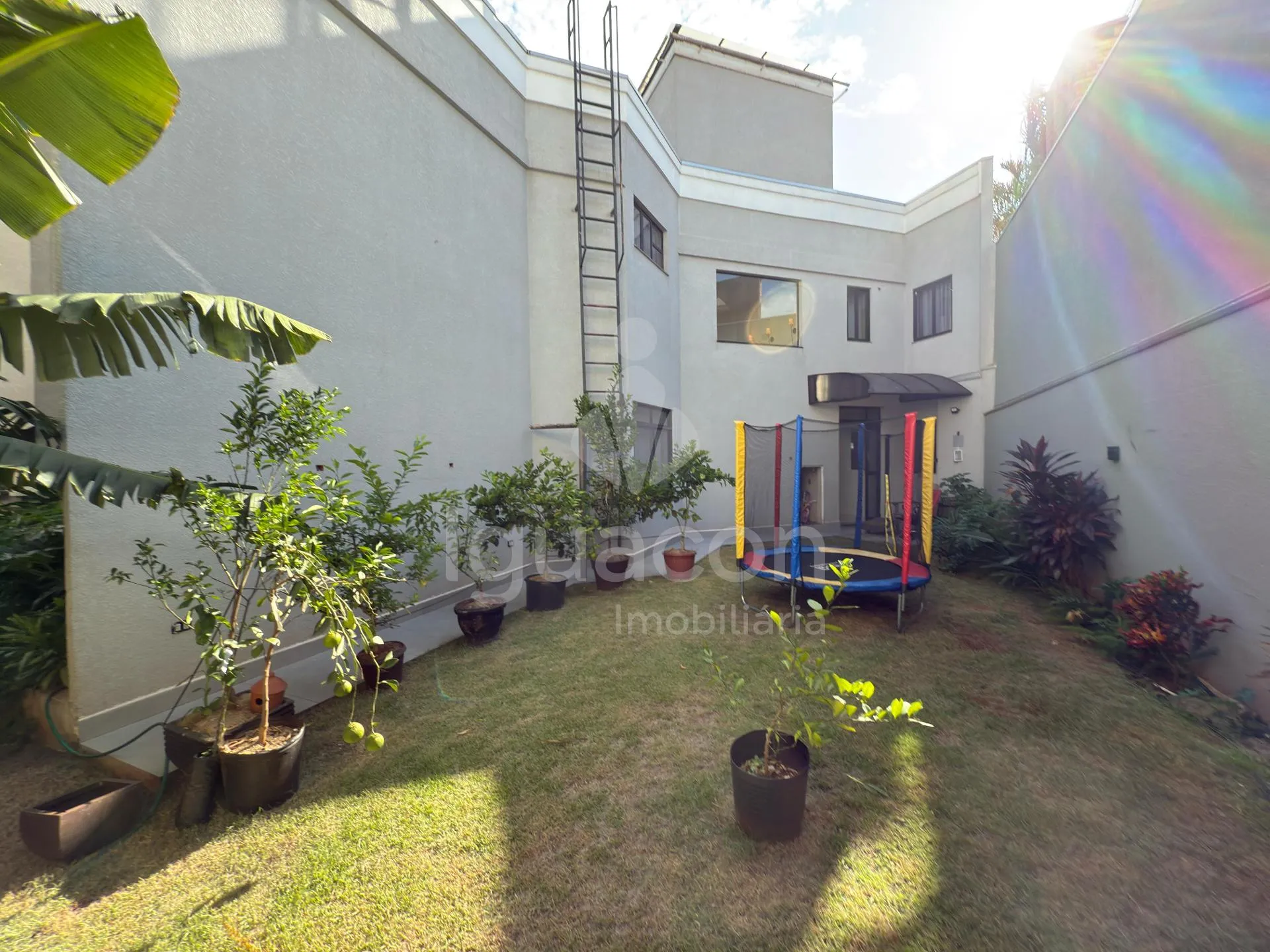 Sobrado Mobiliado com 04 Suites sendo 01 Suite Master e Piscina no Jardim Eliza